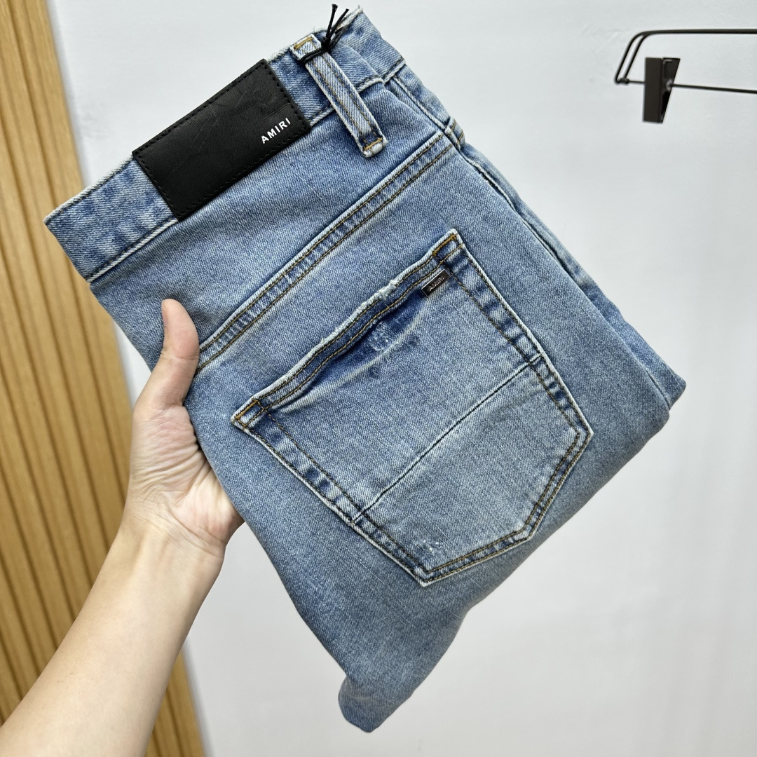 AMIRI25S春秋男士直筒牛仔裤…棉质牛仔面料打造 质地柔软又不失筋骨，手感干爽有韧性 经典的标志性浮