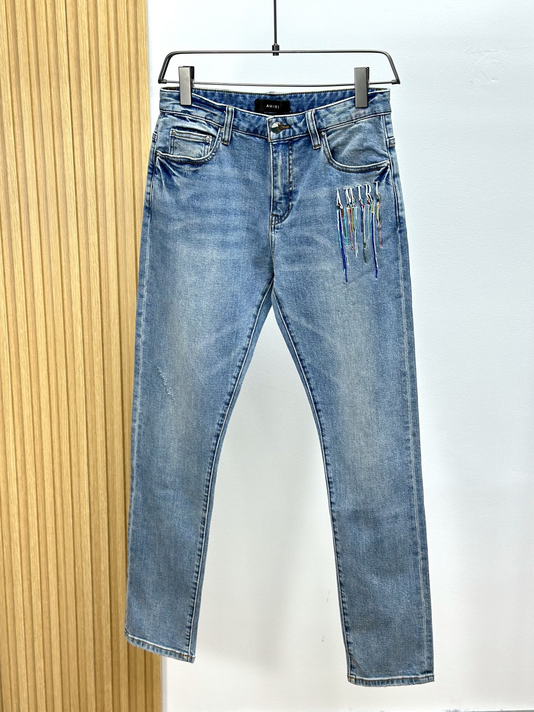 AMIRI25S春秋男士直筒牛仔裤…棉质牛仔面料打造 质地柔软又不失筋骨，手感干爽有韧性 经典的标志性浮