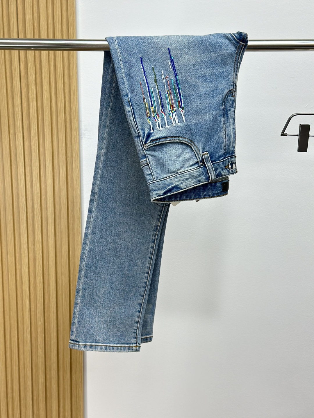 AMIRI25S春秋男士直筒牛仔裤…棉质牛仔面料打造 质地柔软又不失筋骨，手感干爽有韧性 经典的标志性浮