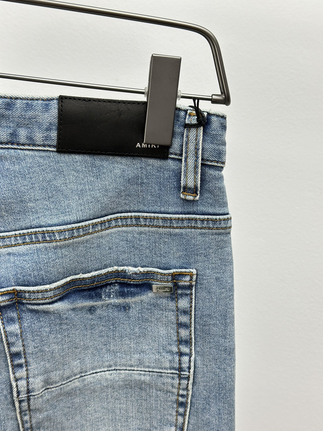 AMIRI25S春秋男士直筒牛仔裤…棉质牛仔面料打造 质地柔软又不失筋骨，手感干爽有韧性 经典的标志性浮