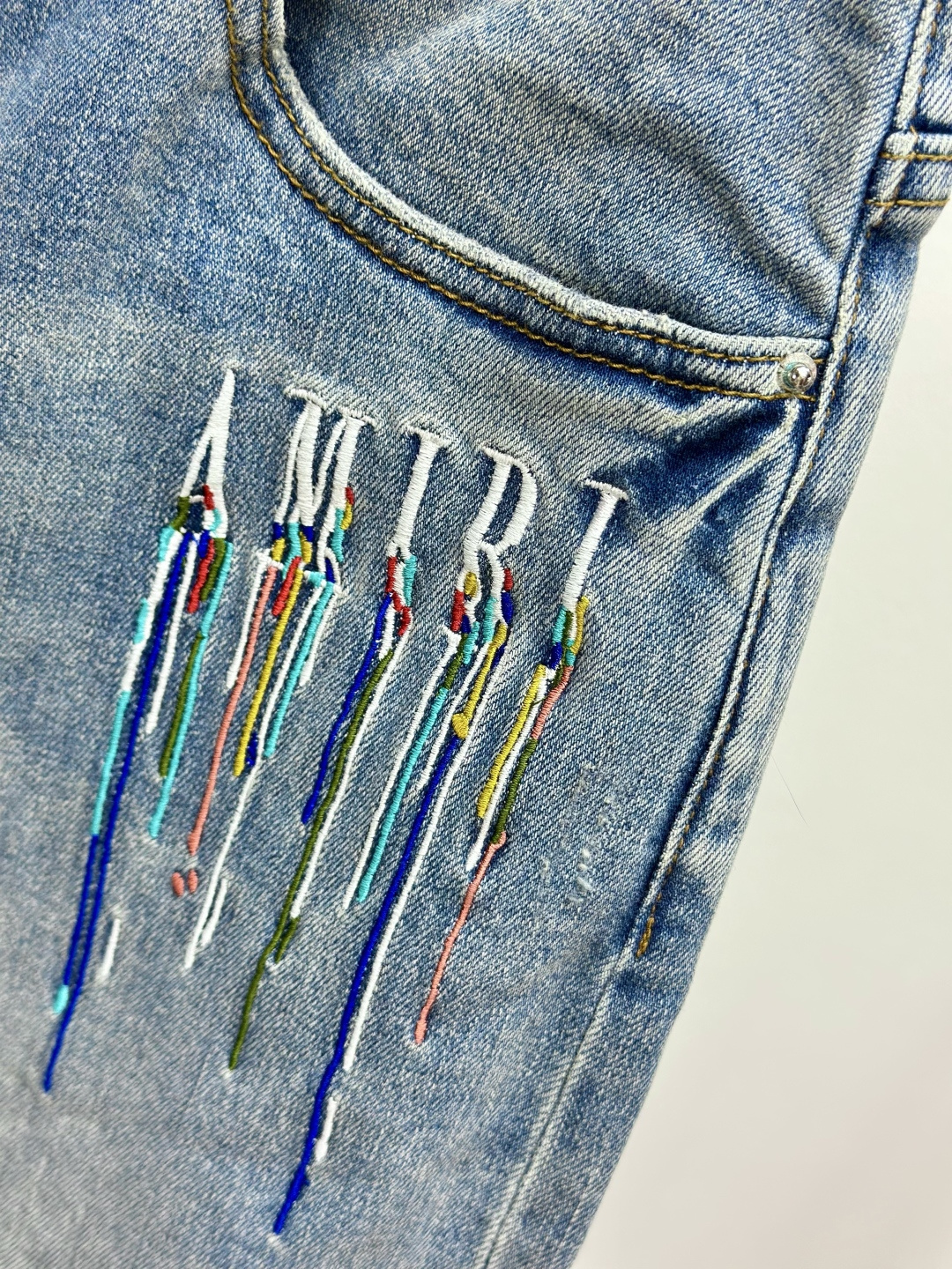 AMIRI25S春秋男士直筒牛仔裤…棉质牛仔面料打造 质地柔软又不失筋骨，手感干爽有韧性 经典的标志性浮