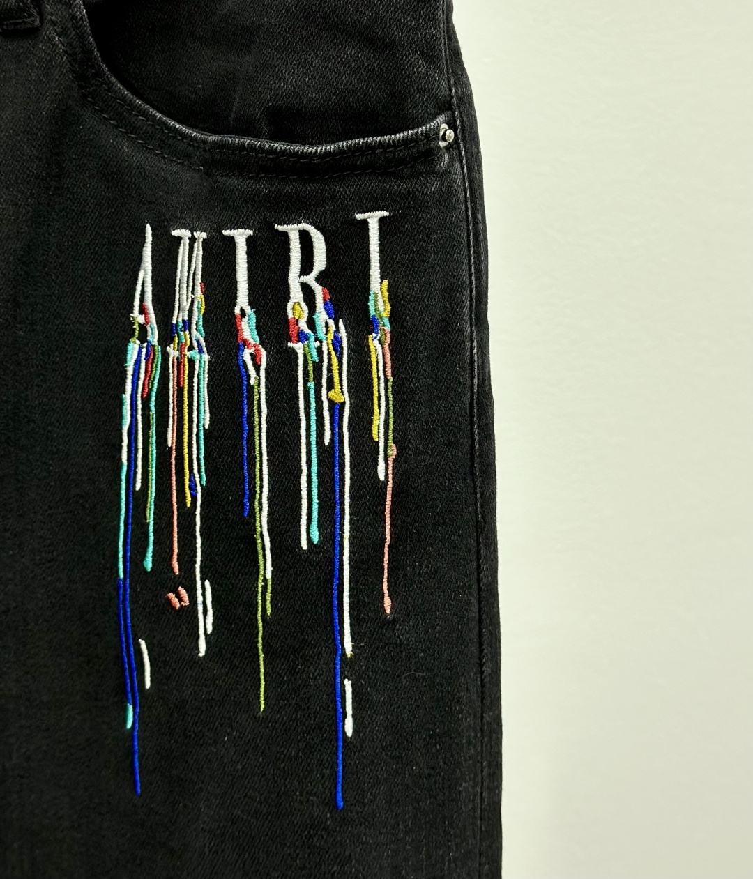 AMIRI25S春秋男士直筒牛仔裤…棉质牛仔面料打造 质地柔软又不失筋骨，手感干爽有韧性 经典的标志性浮