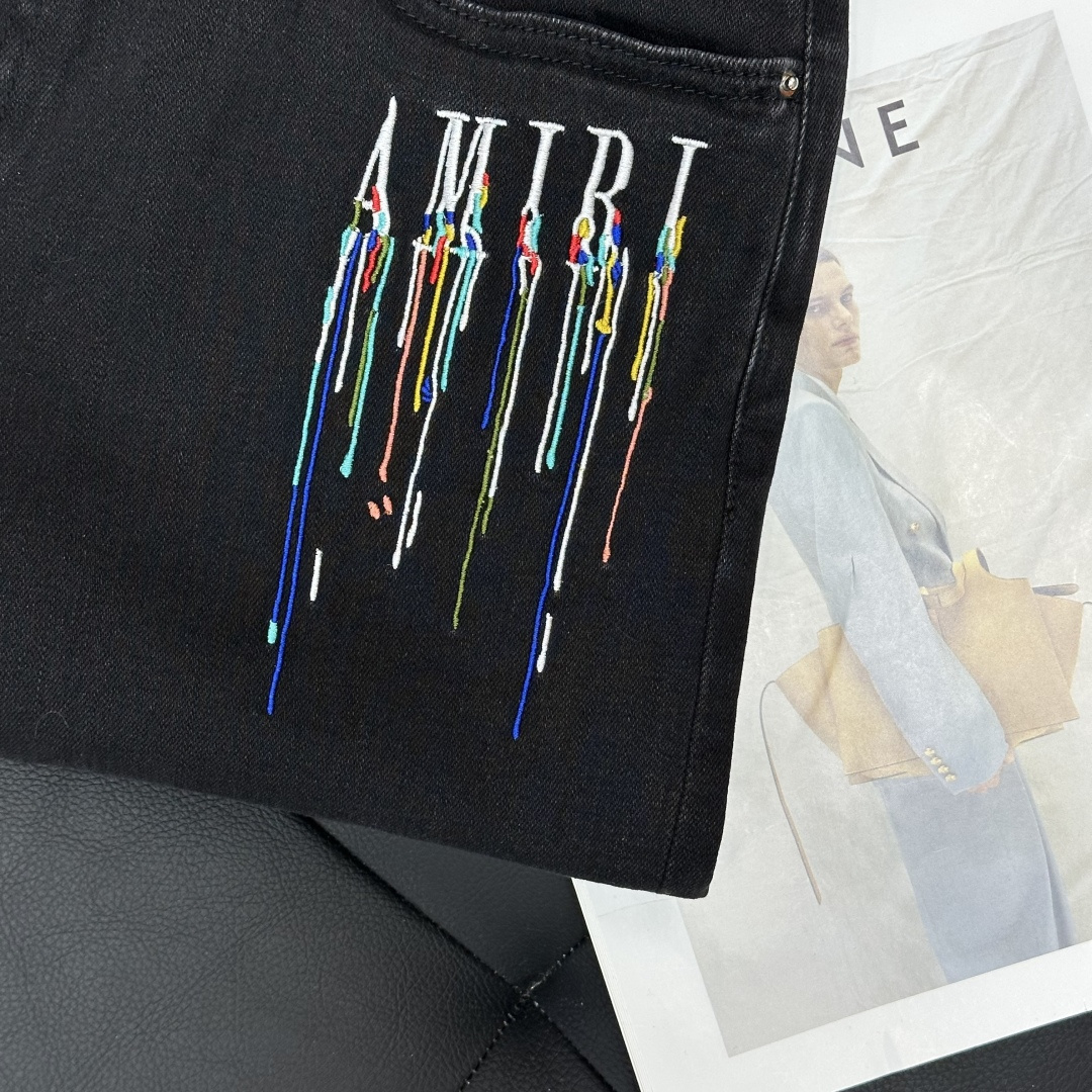 AMIRI25S春秋男士直筒牛仔裤…棉质牛仔面料打造 质地柔软又不失筋骨，手感干爽有韧性 经典的标志性浮