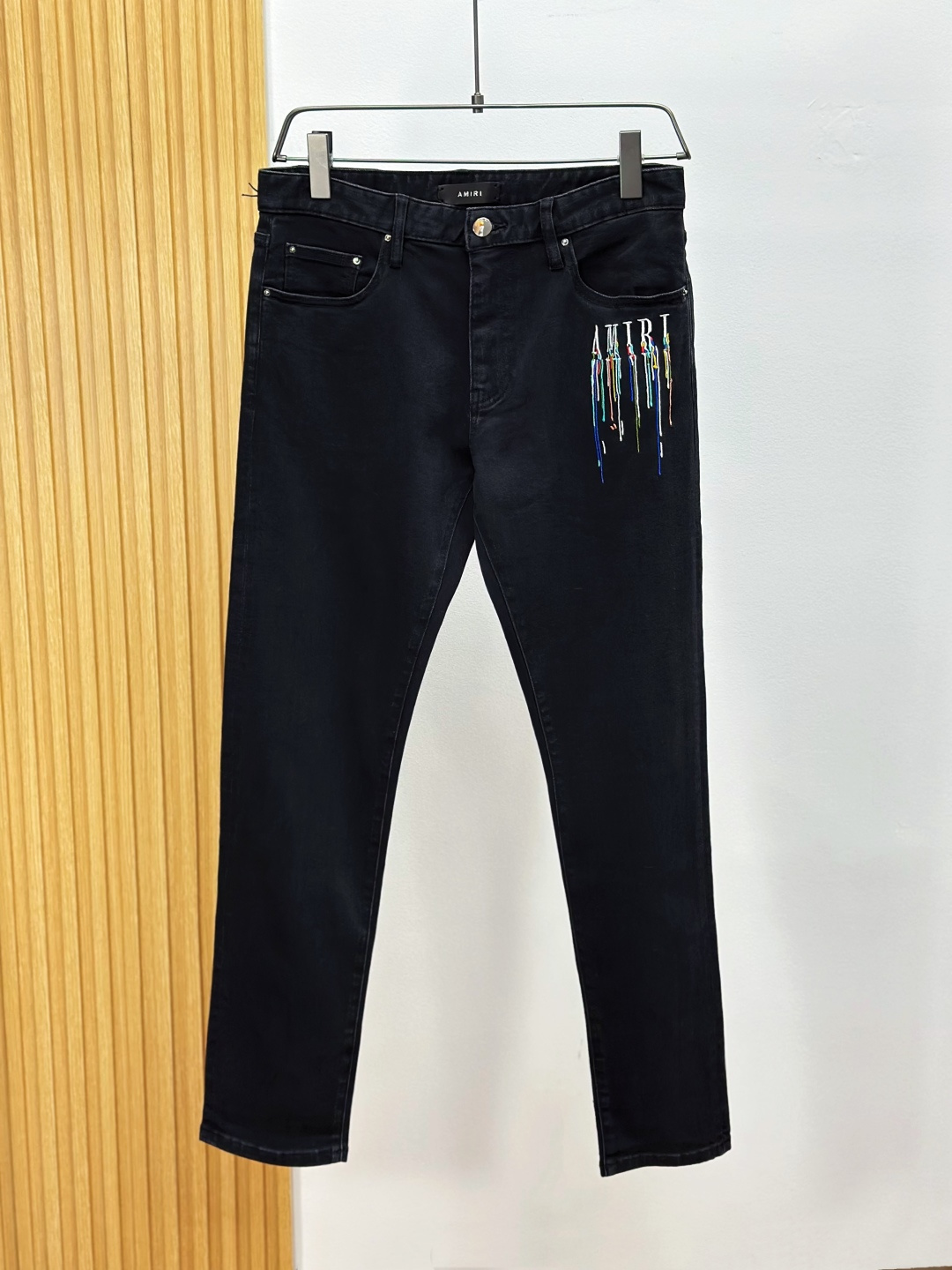 AMIRI25S春秋男士直筒牛仔裤…棉质牛仔面料打造 质地柔软又不失筋骨，手感干爽有韧性 经典的标志性浮
