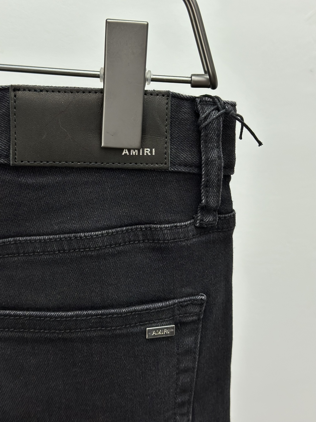 AMIRI25S春秋男士直筒牛仔裤…棉质牛仔面料打造 质地柔软又不失筋骨，手感干爽有韧性 经典的标志性浮