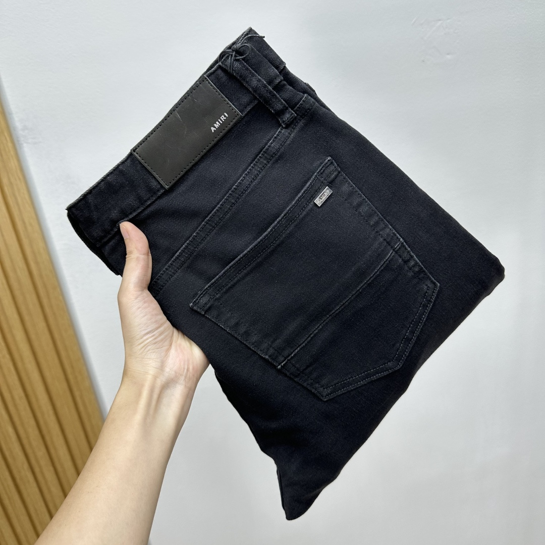 AMIRI25S春秋男士直筒牛仔裤…棉质牛仔面料打造 质地柔软又不失筋骨，手感干爽有韧性 经典的标志性浮