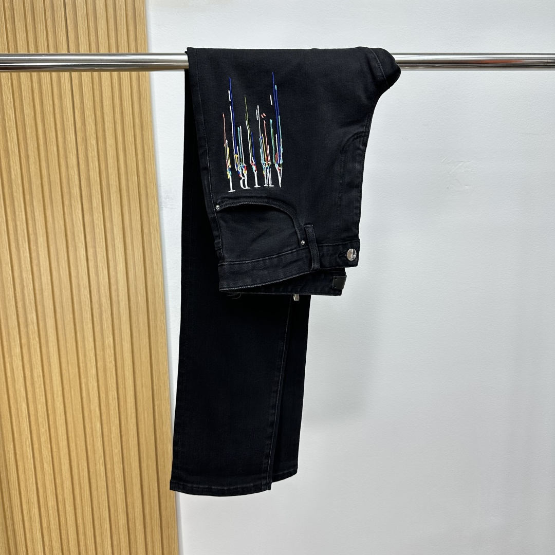 AMIRI25S春秋男士直筒牛仔裤…棉质牛仔面料打造 质地柔软又不失筋骨，手感干爽有韧性 经典的标志性浮