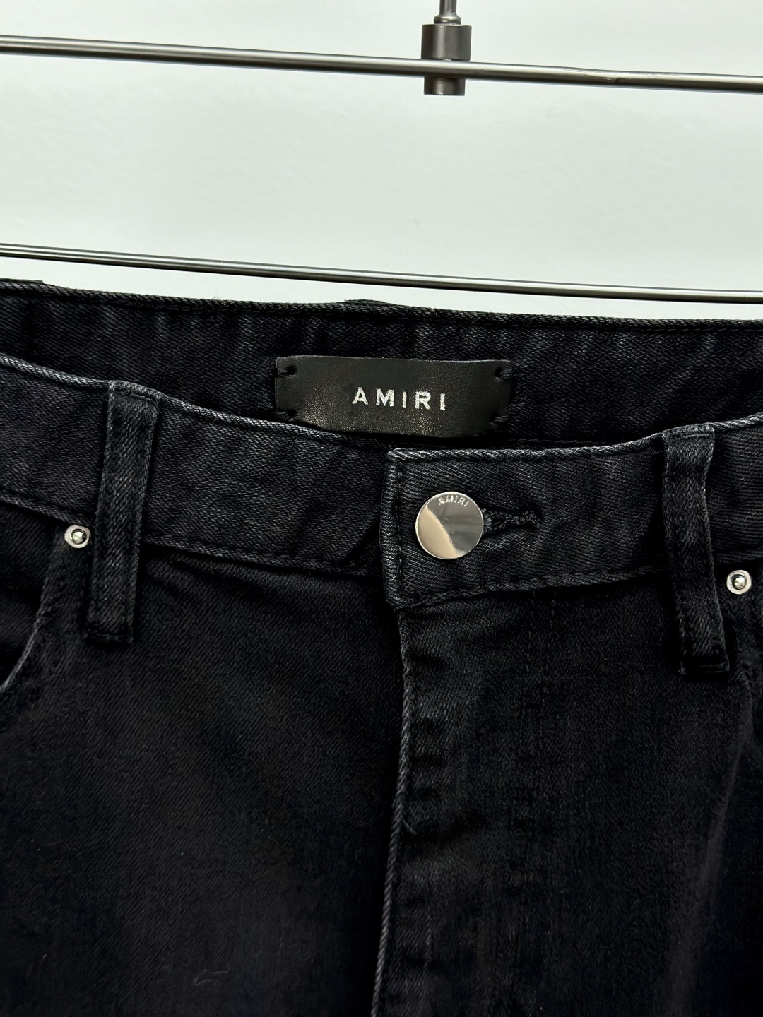 AMIRI25S春秋男士直筒牛仔裤…棉质牛仔面料打造 质地柔软又不失筋骨，手感干爽有韧性 经典的标志性浮