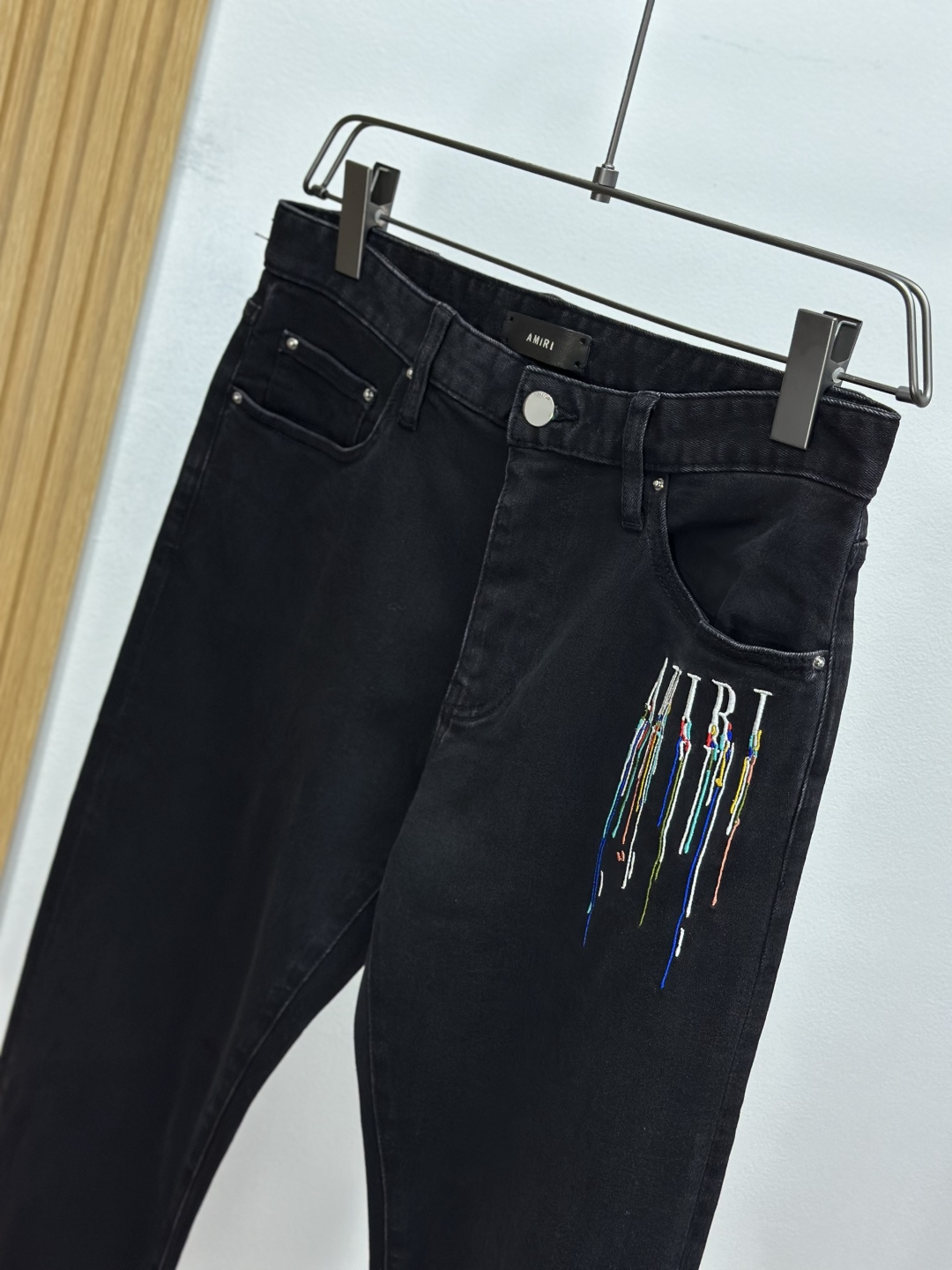 AMIRI25S春秋男士直筒牛仔裤…棉质牛仔面料打造 质地柔软又不失筋骨，手感干爽有韧性 经典的标志性浮