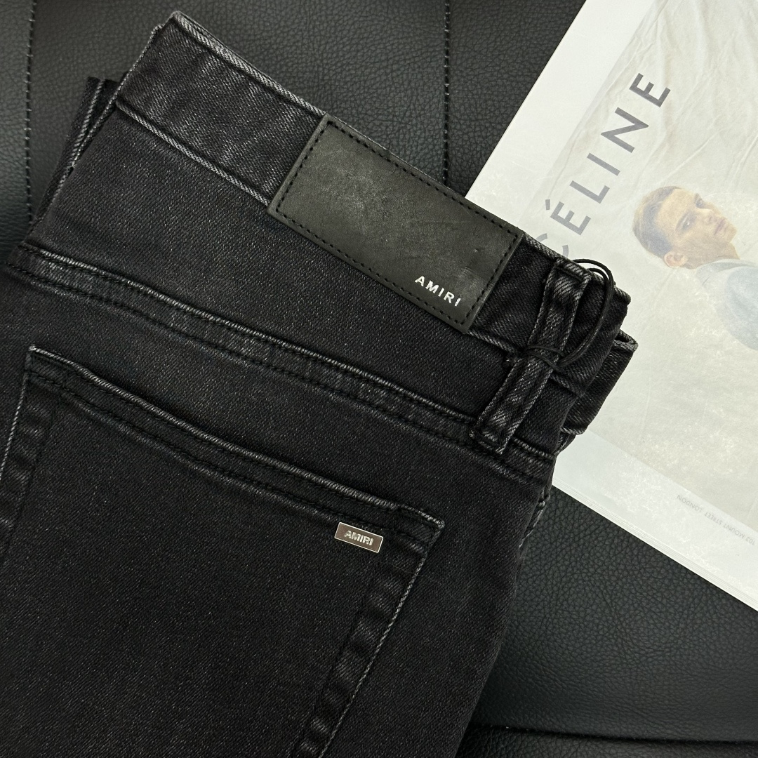 AMIRI25S春秋男士直筒牛仔裤…棉质牛仔面料打造 质地柔软又不失筋骨，手感干爽有韧性 经典的标志性浮