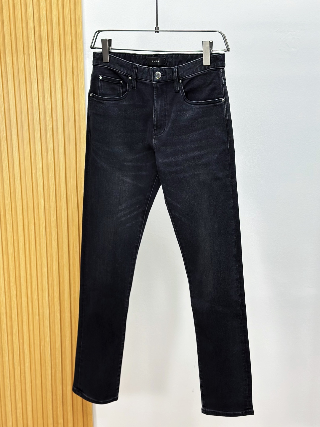 AMIRI25S春秋男士直筒牛仔裤…棉质牛仔面料打造 质地柔软又不失筋骨，手感干爽有韧性 经典的标志性浮