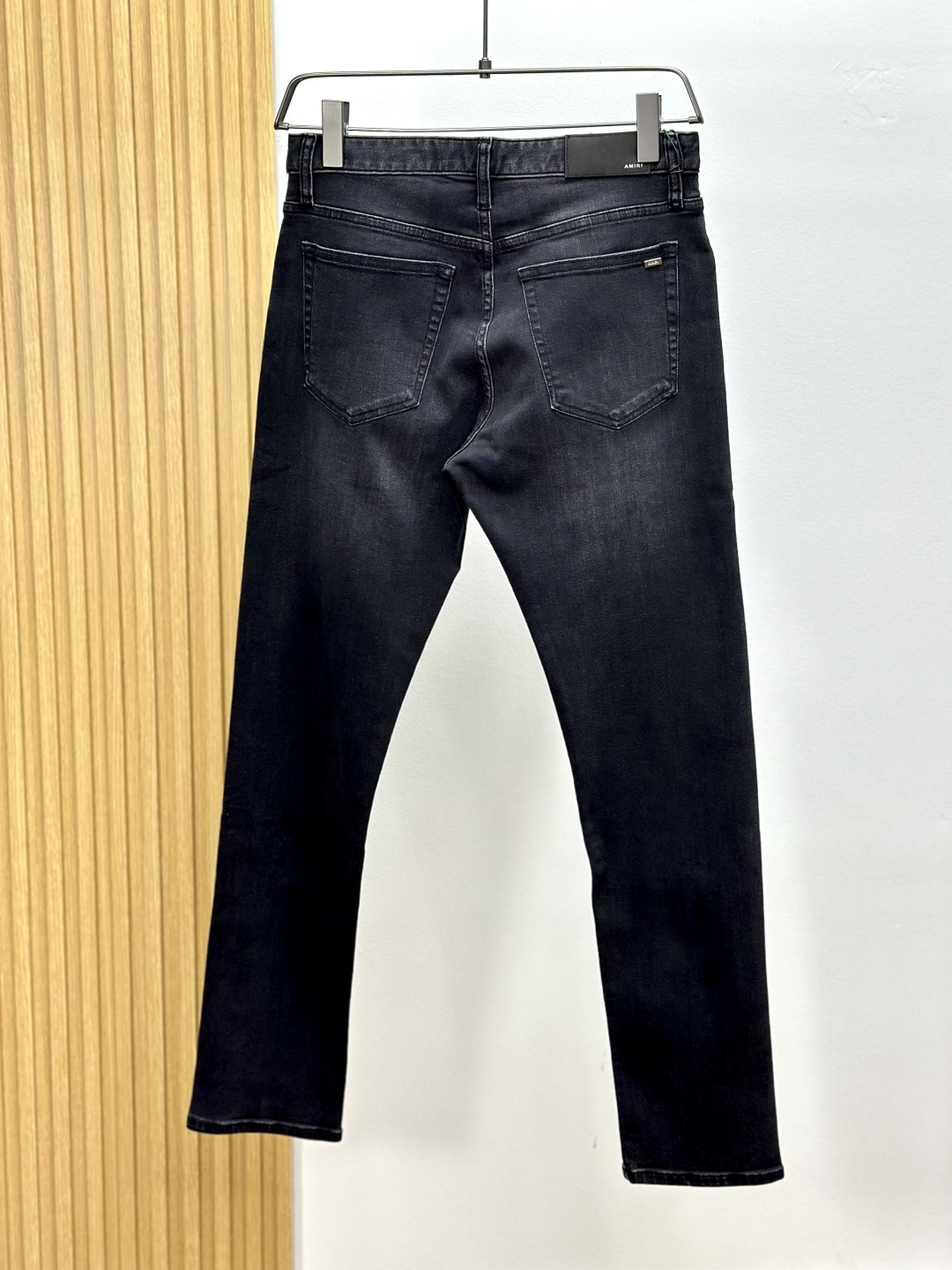 AMIRI25S春秋男士直筒牛仔裤…棉质牛仔面料打造 质地柔软又不失筋骨，手感干爽有韧性 经典的标志性浮