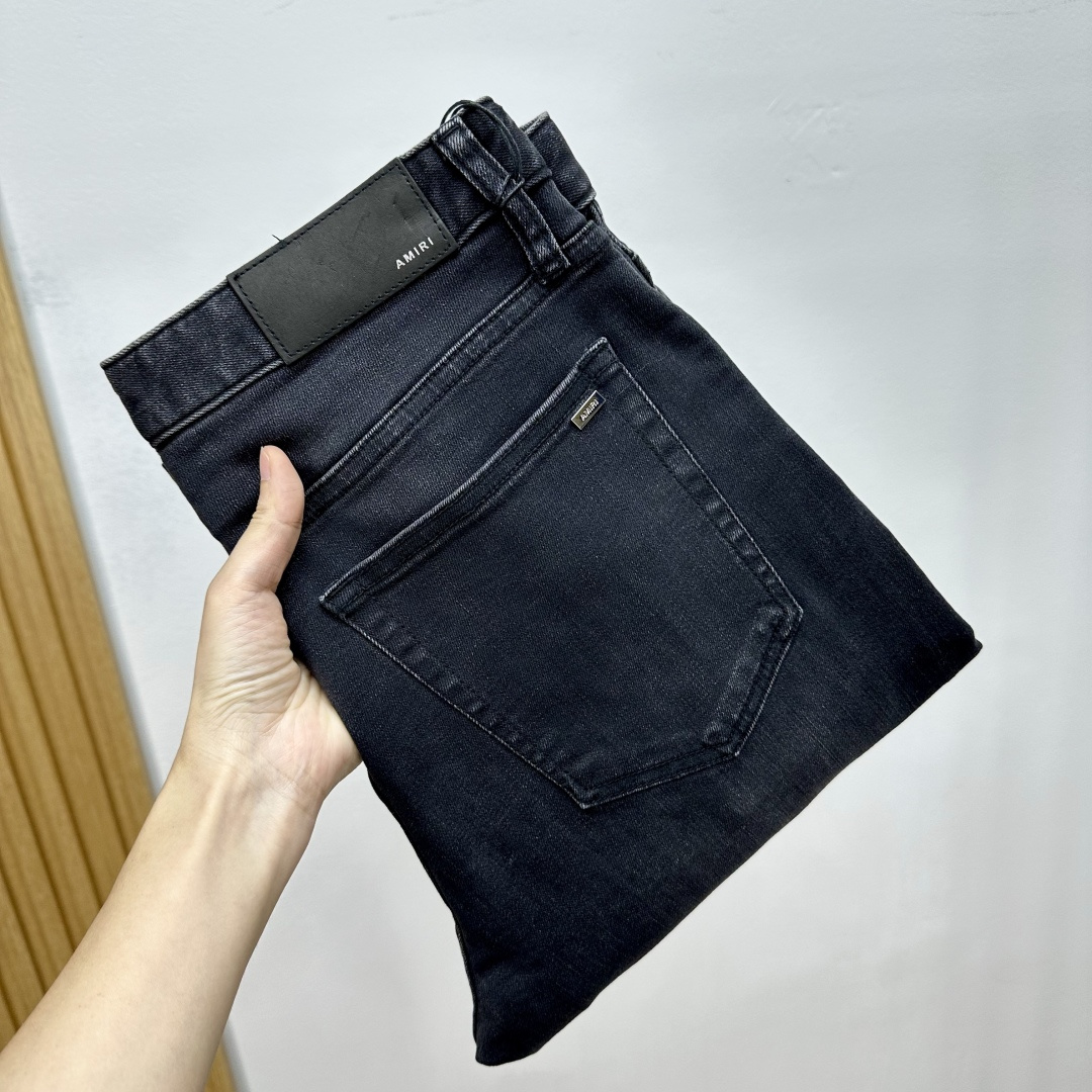 AMIRI25S春秋男士直筒牛仔裤…棉质牛仔面料打造 质地柔软又不失筋骨，手感干爽有韧性 经典的标志性浮