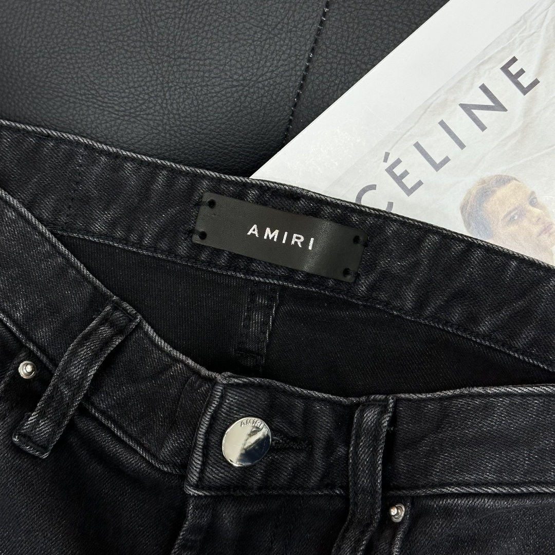 AMIRI25S春秋男士直筒牛仔裤…棉质牛仔面料打造 质地柔软又不失筋骨，手感干爽有韧性 经典的标志性浮