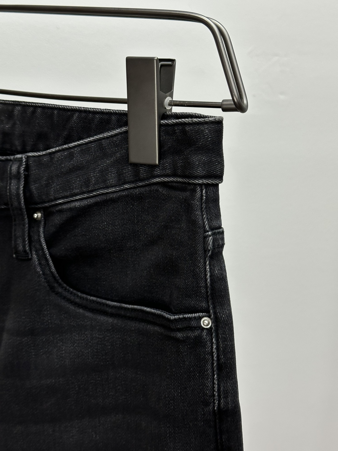 AMIRI25S春秋男士直筒牛仔裤…棉质牛仔面料打造 质地柔软又不失筋骨，手感干爽有韧性 经典的标志性浮