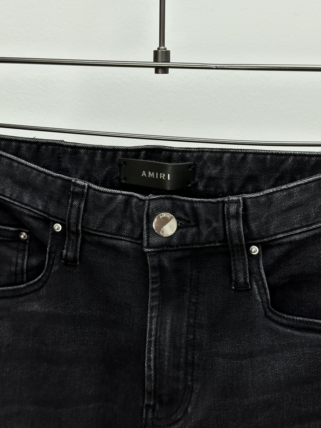 AMIRI25S春秋男士直筒牛仔裤…棉质牛仔面料打造 质地柔软又不失筋骨，手感干爽有韧性 经典的标志性浮