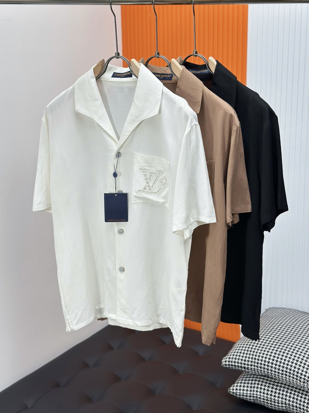 NO:464939,LV [Top Original List] Cotton, linen, silk embroidered summer shirt This style of village shirt is made of mulberry silk and hemp, presenting the delicate texture of Shandong silk. British embroidery craftsmanship outlines the hollow logo in the chest pocket, and the neckline is cut to convey the comfort of summer. Casual style 52 hemp, 48 mulberry silk The chest bag presents the British embroidery logo Vacation style open collar Pearl buttons with metal base sizes-xl,,louis vuitton,shirts,T-shirt,alexander wang19860909LV【顶级原单】 棉麻蚕丝绣夏日衬衫 本款村衫选用桑蚕丝和大麻混纺,呈现山东绸一般的细腻肌理.英式刺绣工艺于胸前口袋勾勒镂空标识,开领短袖剪裁传递夏日惬意. 休闲版型 52大麻,48 桑蚕丝 胸袋呈现英式刺绣标识 度假风开领 珠光纽扣,配有金属底座 sizes-xl,,louis vuitton,shirts,T-shirt,alexander wang,Men's clothing