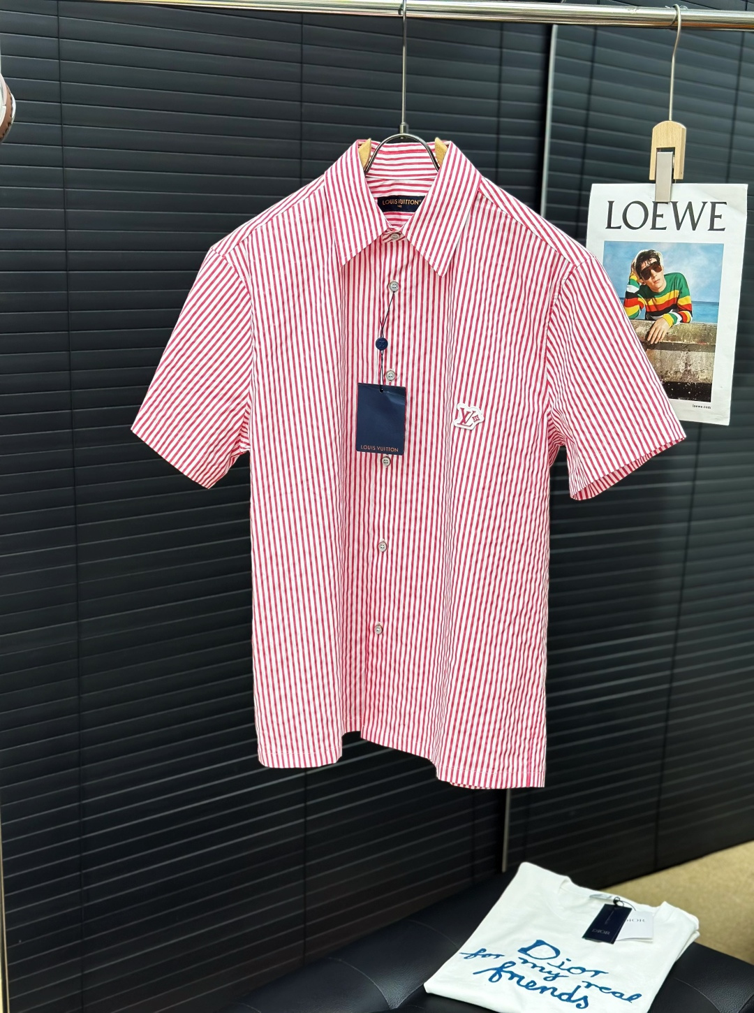 NO:464955,Donkey 1V/Louis dark pattern jacquard striped contrasting color short-sleeved shirt This cotton shirt is decorated with Monogram jacquard and enriches visual layers with bright striped prints. The LV Flower rubber patch on the chest is infused with brand charm, and can be combined with other striped items in the same series to interpret the style of overlap. SizeS/M/L/XL,,louis vuitton,louis vuitton,louis vuitton,louis vuitton,louis vuitton,shirts,T-shirt,alexander wang19860909驴家1V/路易 暗纹提花条纹撞色短袖衬衫 本款棉质衬衫以 Monogram 提花铺陈背景,再借明媚条纹印花丰富视觉层次.胸前 LV Flower橡胶贴饰注入品牌韵致,可与同系列其他条纹单品共同演绎叠搭风尚. SizeS/M/L/XL,,louis vuitton,louis vuitton,louis vuitton,louis vuitton,shirts,T-shirt,alexander wang,Men's clothing