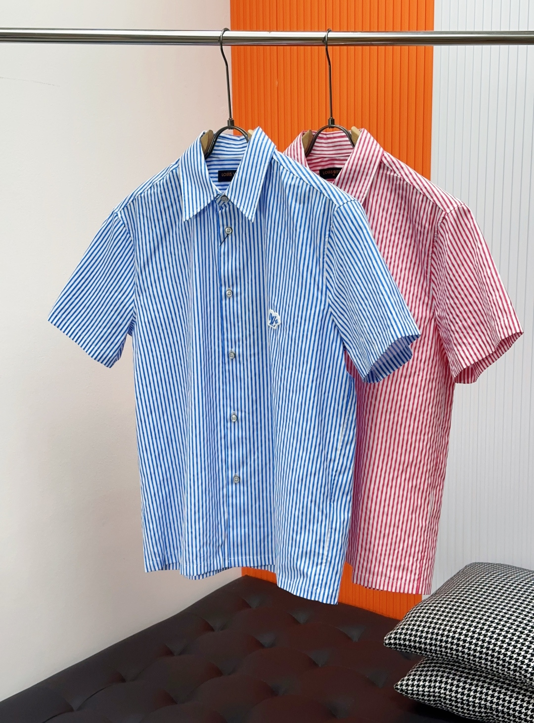 NO:464947,Exclusive original development LOUIS VUITTON striped short-sleeved shirt. The craftsmanship description is made of high-quality cotton material, with soft and comfortable texture. The fabric is made of classic Monogram jacquard as the shading, and the surface is superimposed on bright stripes to form a unique visual sense of layering. The shirt adopts a standard layout design, matched with exquisite pointed collar shape, and pearlescent buttons are selected at the details and a metal base to demonstrate the exquisite craftsmanship of the brand. The LV specially designed on the chest  Flower rubber patches have become the finishing touch, highlighting the brand logo and adding a three-dimensional texture to the overall texture. The shirt can be perfectly matched with striped items in the same series to create a layered layered layered shape. The fabric has been specially treated to ensure that it is clean and stylish while maintaining the natural breathability of cotton. Every detail has been carefully considered, from jacquard weaving to printing technology to accessories embellishments, all reflect Louis Vuitton's ultimate pursuit of quality. Color blue Size S/M/L/XL,,louis vuitton,louis vuitton,louis vuitton,shirts,T-shirt,alexander wang19860909独家原版开发LOUIS VUITTON条纹短袖衬衫 工艺说明采用优质棉料制成,质地柔软舒适.面料以经典Monogram提花为底纹,表面叠加鲜明条纹印花,形成独特的视觉层次感.衬衫采用标准版型设计,搭配精致的尖领造型,细节处选用珠光纽扣并配以金属底座,彰显品牌精湛工艺.胸前特别设计的LV Flower橡胶贴饰成为点睛之笔,既突出了品牌标识,又为整体增添立体质感.该衬衫可与同系列条纹单品完美搭配,打造富有层次感的叠穿造型.面料经过特殊处理,确保穿着挺括有型,同时保持棉质的天然透气性.每一处细节都经过精心考量,从提花织造到印花工艺,再到配饰点缀,无不体现路易威登对品质的极致追求. 颜色蓝色 尺码S/M/L/XL,,louis vuitton,louis vuitton,louis vuitton,shirts,T-shirt,alexander wang,Men's clothing