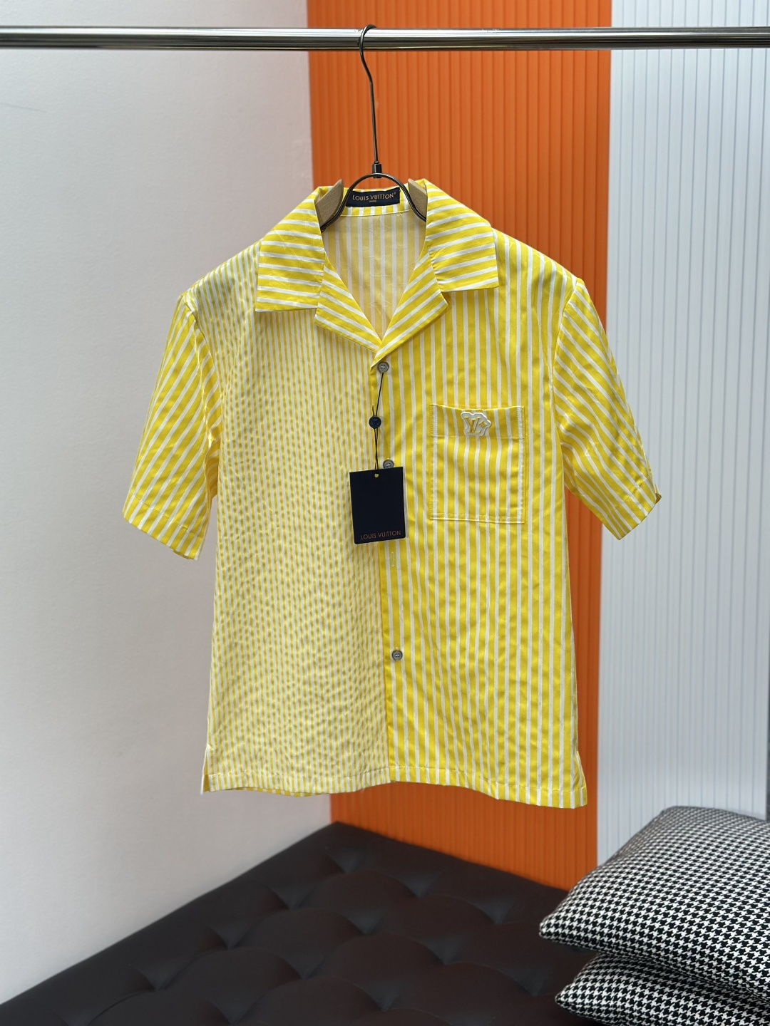 NO:464970,Donkey brand bright yellow striped short-sleeved shirt Size: S-XL This cotton long-sleeved shirt is decorated with Monogram jacquard and enriches visual layers with bright striped prints. The LV Flower rubber patch on the chest is infused with the brand charm, and can be combined with other striped items in the same series to interpret the style of overlap.,,louis vuitton,louis vuitton,shirts,T-shirt,alexander wang19860909驴牌明亮黄条纹短袖衬衫 Size: S-XL 本款棉质长袖衬衫以 Monogram 提花铺陈背景,再借明媚条纹印花丰富视觉层次.胸前 LV Flower橡胶贴饰注入品牌韵致,可与同系列其他条纹单品共同演绎叠搭风尚.,,louis vuitton,louis vuitton,shirts,T-shirt,alexander wang,Men's clothing