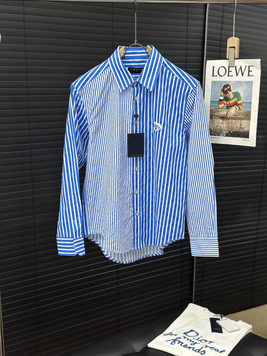 NO:464977,1V*/Louis 25FW autumn and winter new cotton dark pattern patchwork striped long-sleeved shirt creates a patchwork effect with different widths and narrow stripes. Monogram jacquard embossed background, logo print pattern on top of jacquard, pearlescent buttons, metal base, rubber logo patch on the chest SizeS/M/L/XL,,louis vuitton,shirts,alexander wang198609091V*/路易 25FW秋冬新款棉质暗纹拼缝条纹长袖衬衫 以宽窄不一的条纹营造拼缝效果,满身Monogram 提花压纹背景,标识提花之上铺陈印花图案,珠光纽扣,配有金属底座,胸前配有橡胶标识贴饰 SizeS/M/L/XL,,louis vuitton,shirts,alexander wang,Men's clothing