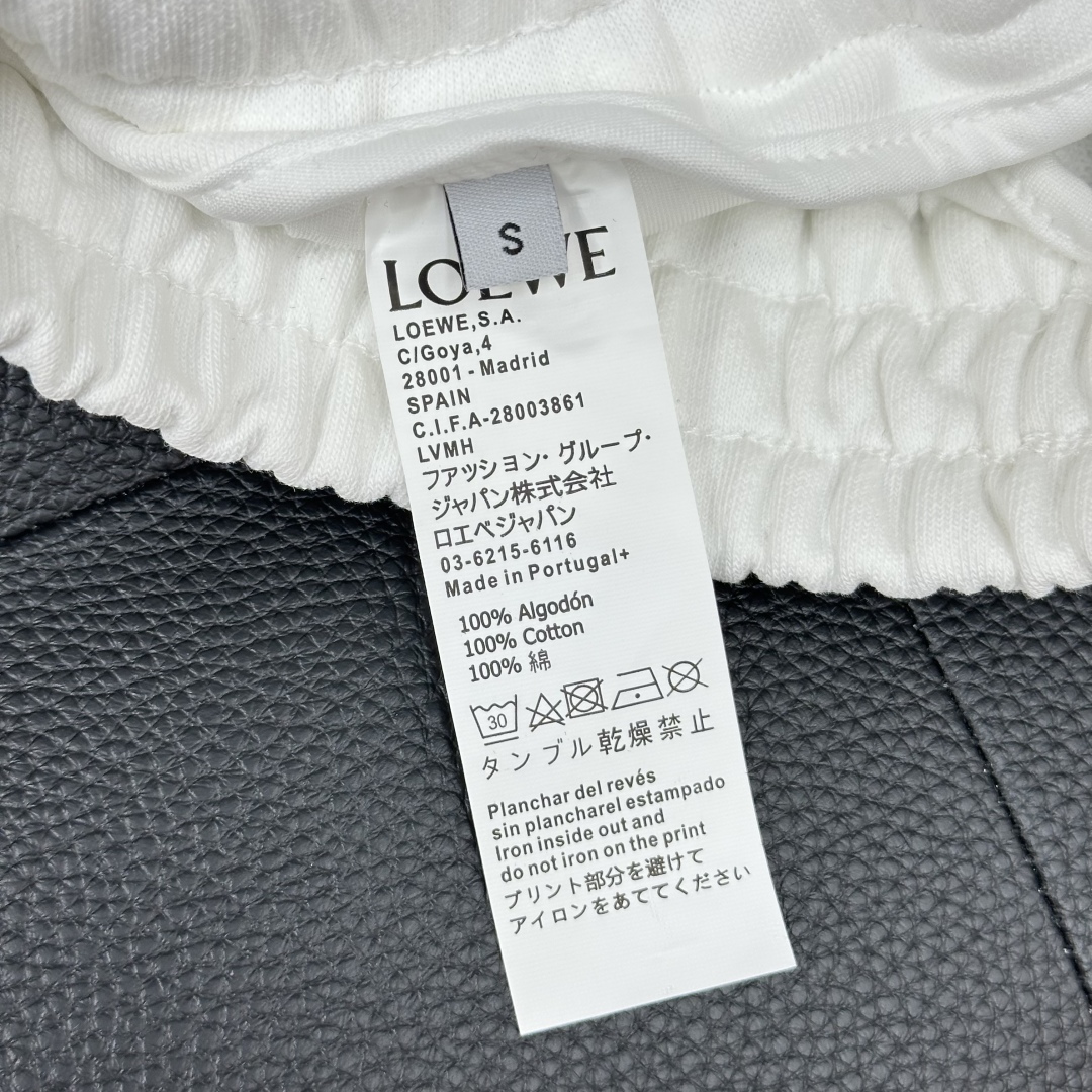  loewe罗意威夏季新款男士休闲短裤，三标齐全，高级定制全棉面料，舒适度极高，细节无可挑剔，顶级辅料配