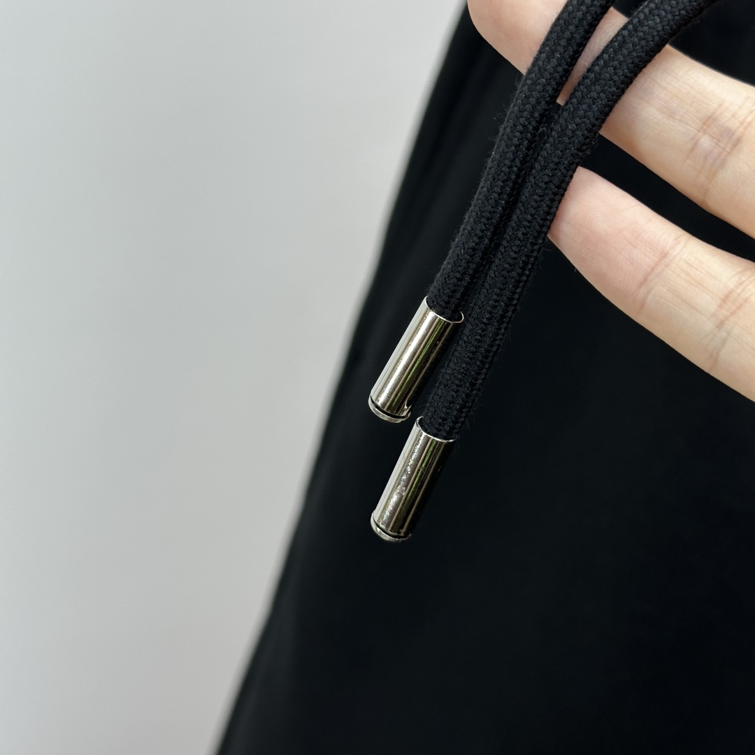  loewe罗意威夏季新款男士休闲短裤，三标齐全，高级定制全棉面料，舒适度极高，细节无可挑剔，顶级辅料配