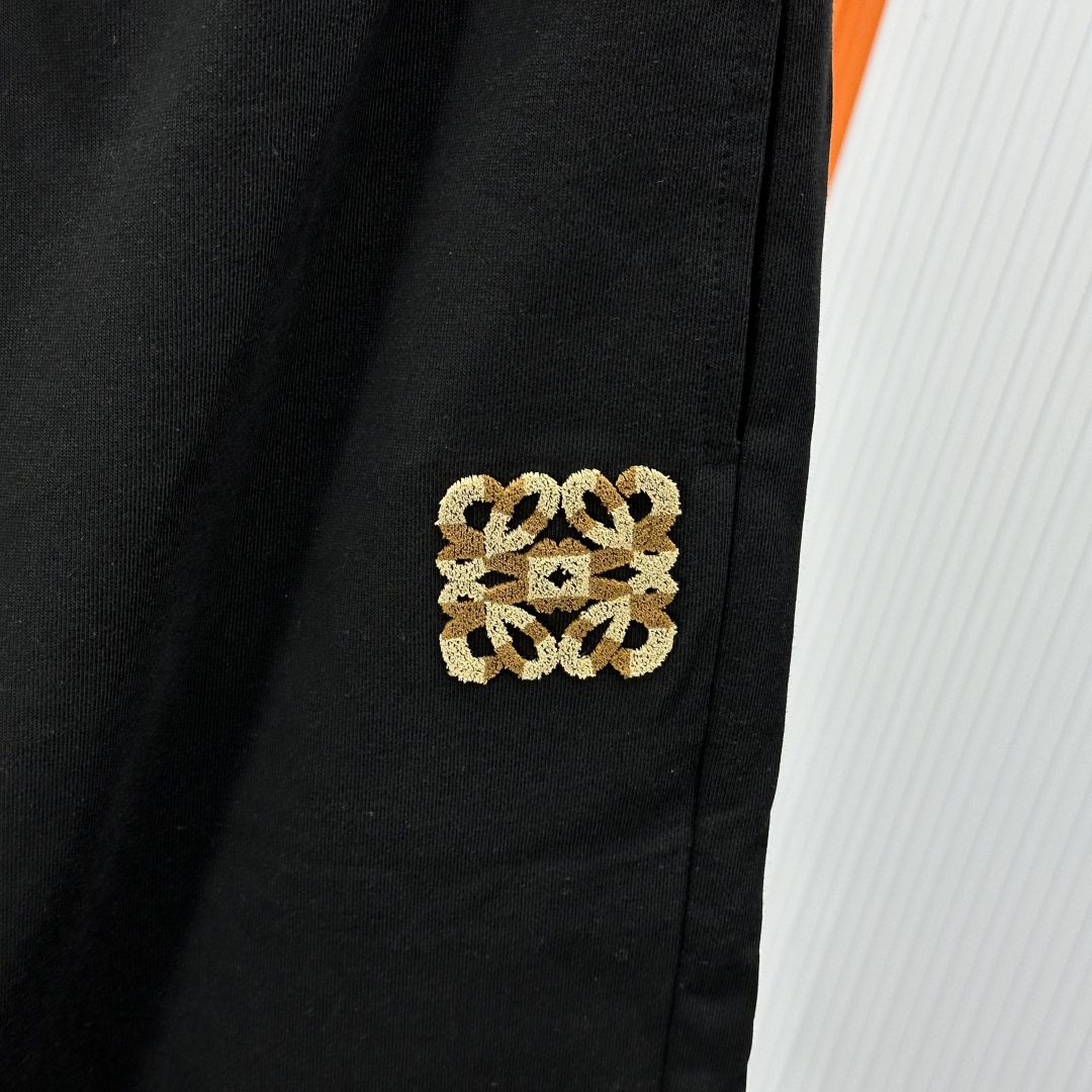  loewe罗意威夏季新款男士休闲短裤，三标齐全，高级定制全棉面料，舒适度极高，细节无可挑剔，顶级辅料配