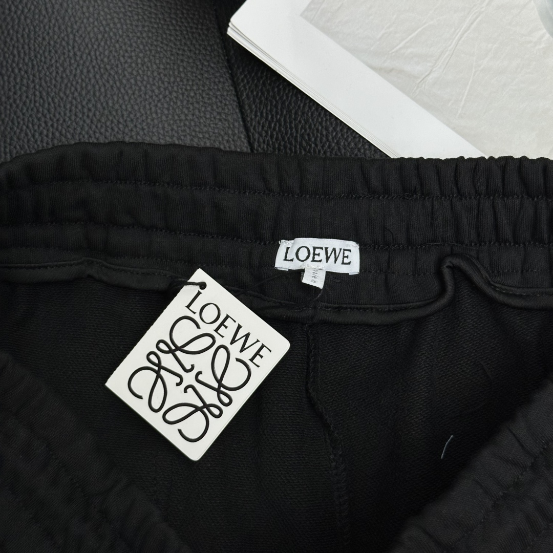  loewe罗意威夏季新款男士休闲短裤，三标齐全，高级定制全棉面料，舒适度极高，细节无可挑剔，顶级辅料配
