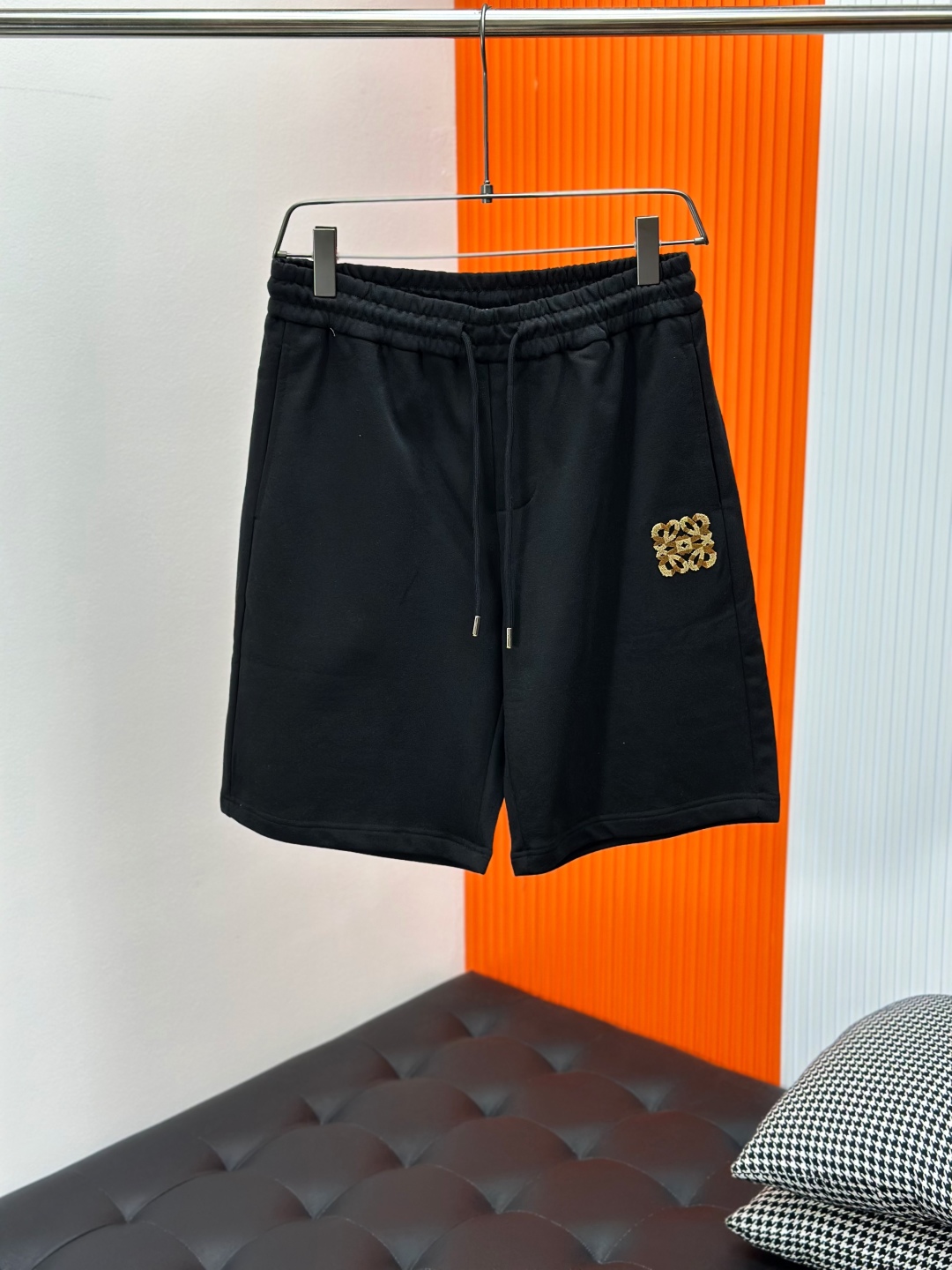 loewe罗意威夏季新款男士休闲短裤，三标齐全，高级定制全棉面料，舒适度极高，细节无可挑剔，顶级辅料配