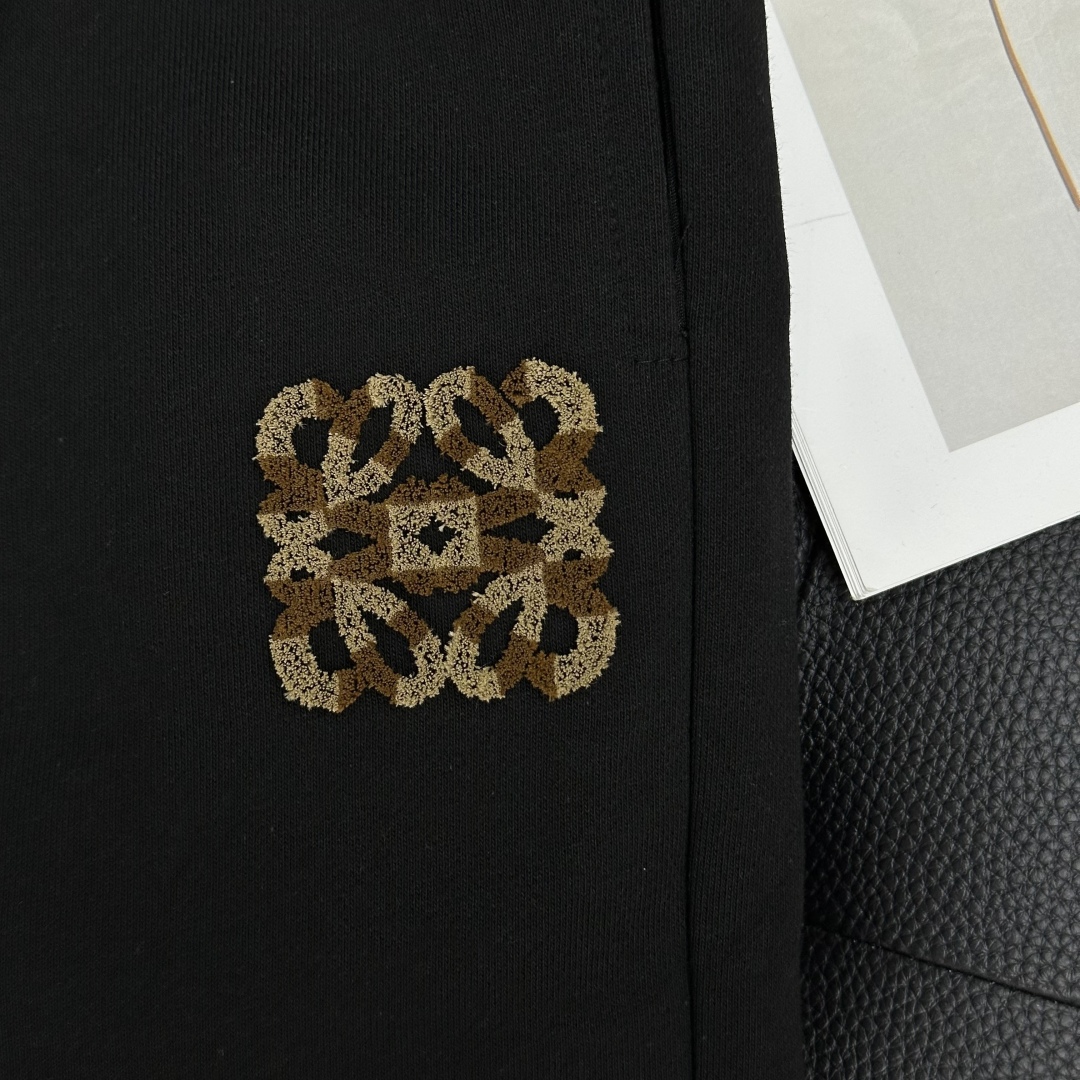  loewe罗意威夏季新款男士休闲短裤，三标齐全，高级定制全棉面料，舒适度极高，细节无可挑剔，顶级辅料配