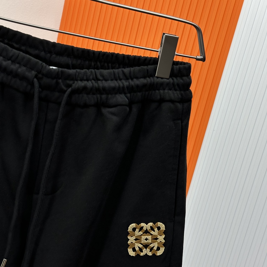  loewe罗意威夏季新款男士休闲短裤，三标齐全，高级定制全棉面料，舒适度极高，细节无可挑剔，顶级辅料配