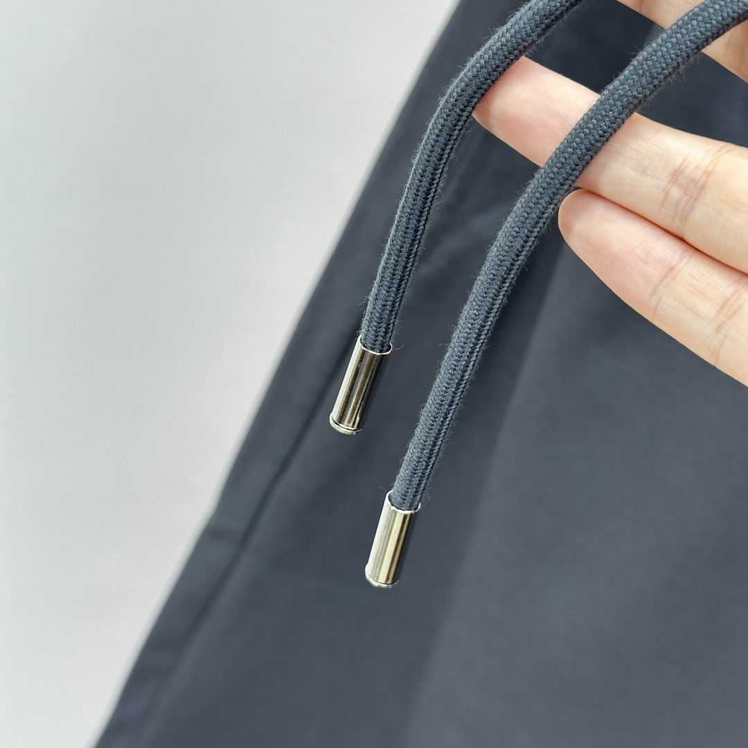  loewe罗意威夏季新款男士休闲短裤，三标齐全，高级定制全棉面料，舒适度极高，细节无可挑剔，顶级辅料配