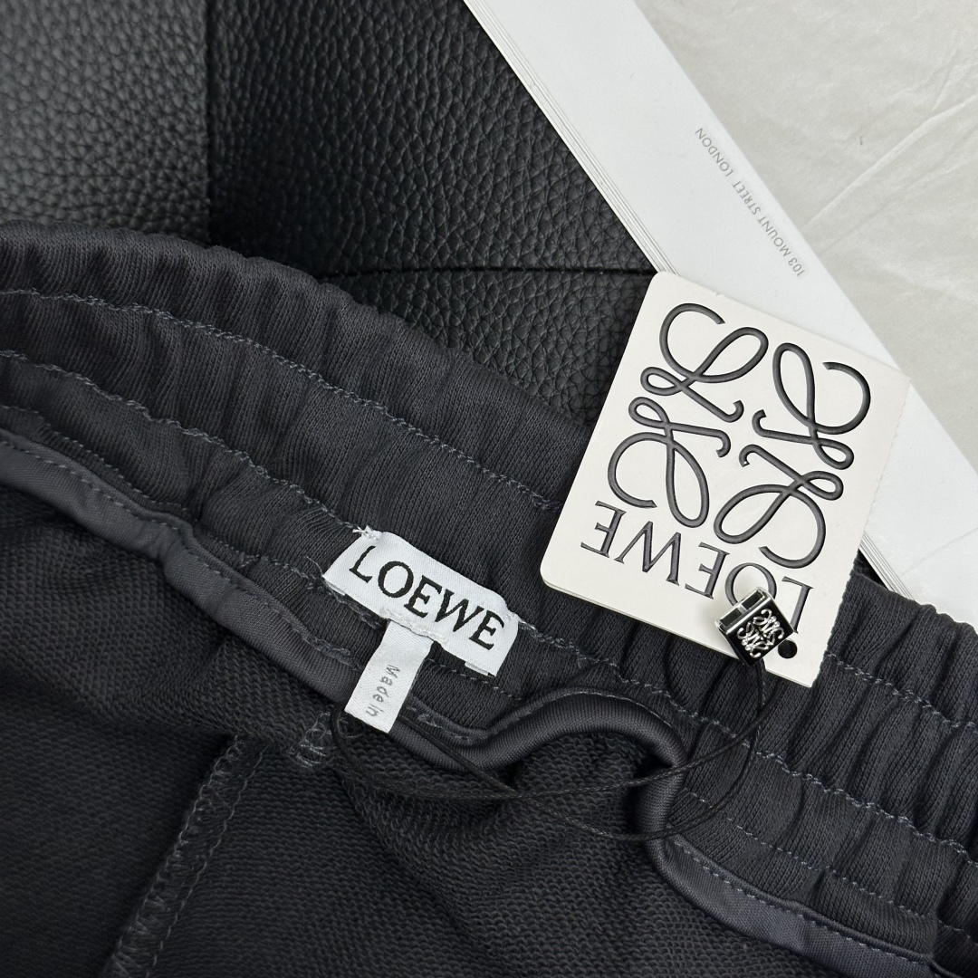  loewe罗意威夏季新款男士休闲短裤，三标齐全，高级定制全棉面料，舒适度极高，细节无可挑剔，顶级辅料配