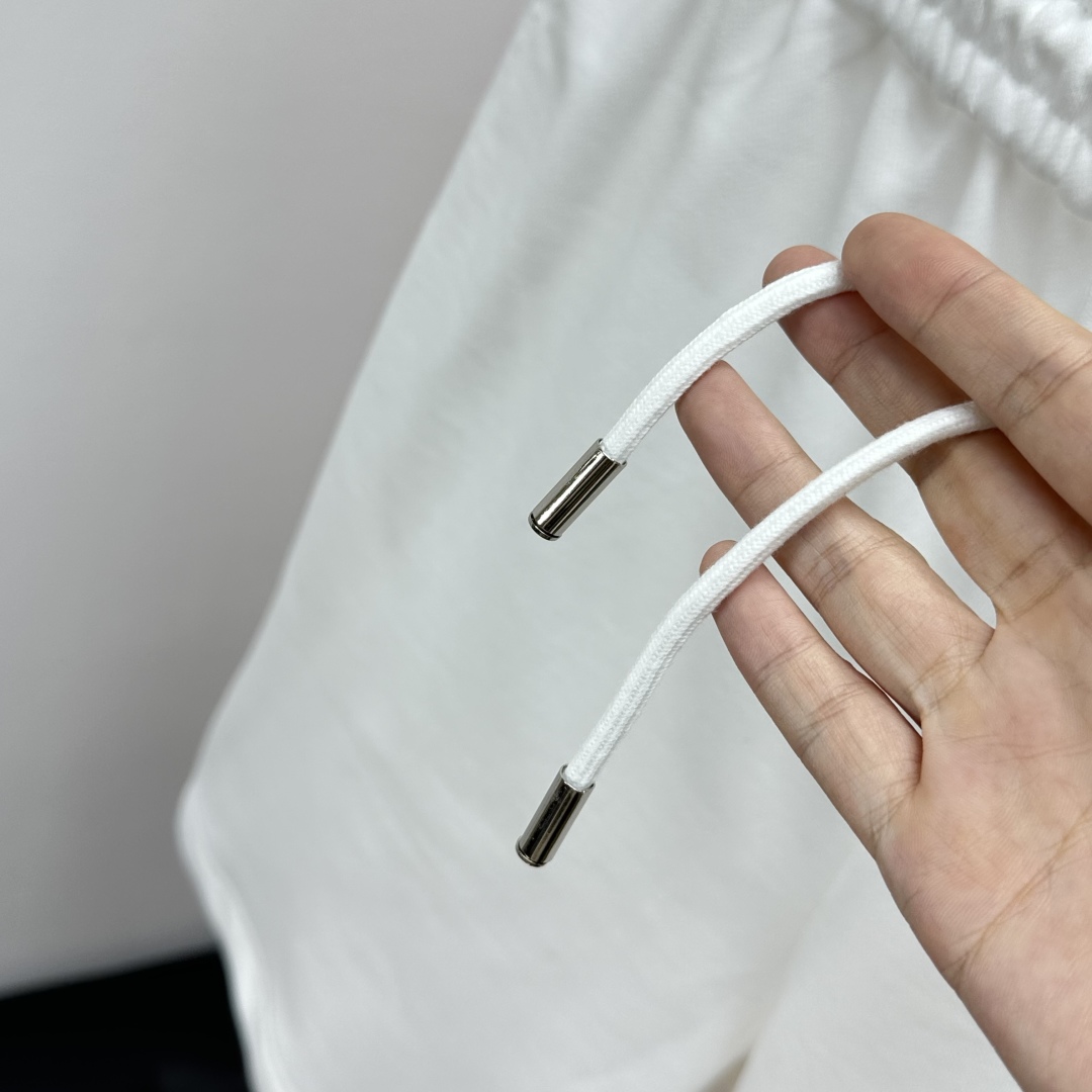  loewe罗意威夏季新款男士休闲短裤，三标齐全，高级定制全棉面料，舒适度极高，细节无可挑剔，顶级辅料配
