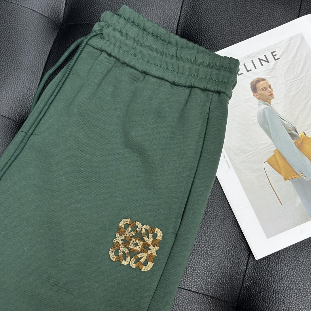  loewe罗意威夏季新款男士休闲短裤，三标齐全，高级定制全棉面料，舒适度极高，细节无可挑剔，顶级辅料配