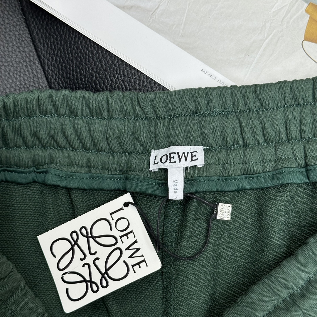  loewe罗意威夏季新款男士休闲短裤，三标齐全，高级定制全棉面料，舒适度极高，细节无可挑剔，顶级辅料配