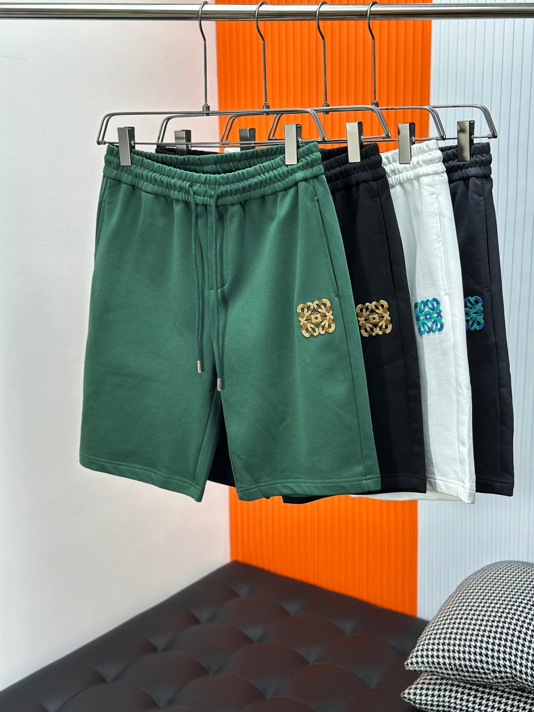  loewe罗意威夏季新款男士休闲短裤，三标齐全，高级定制全棉面料，舒适度极高，细节无可挑剔，顶级辅料配