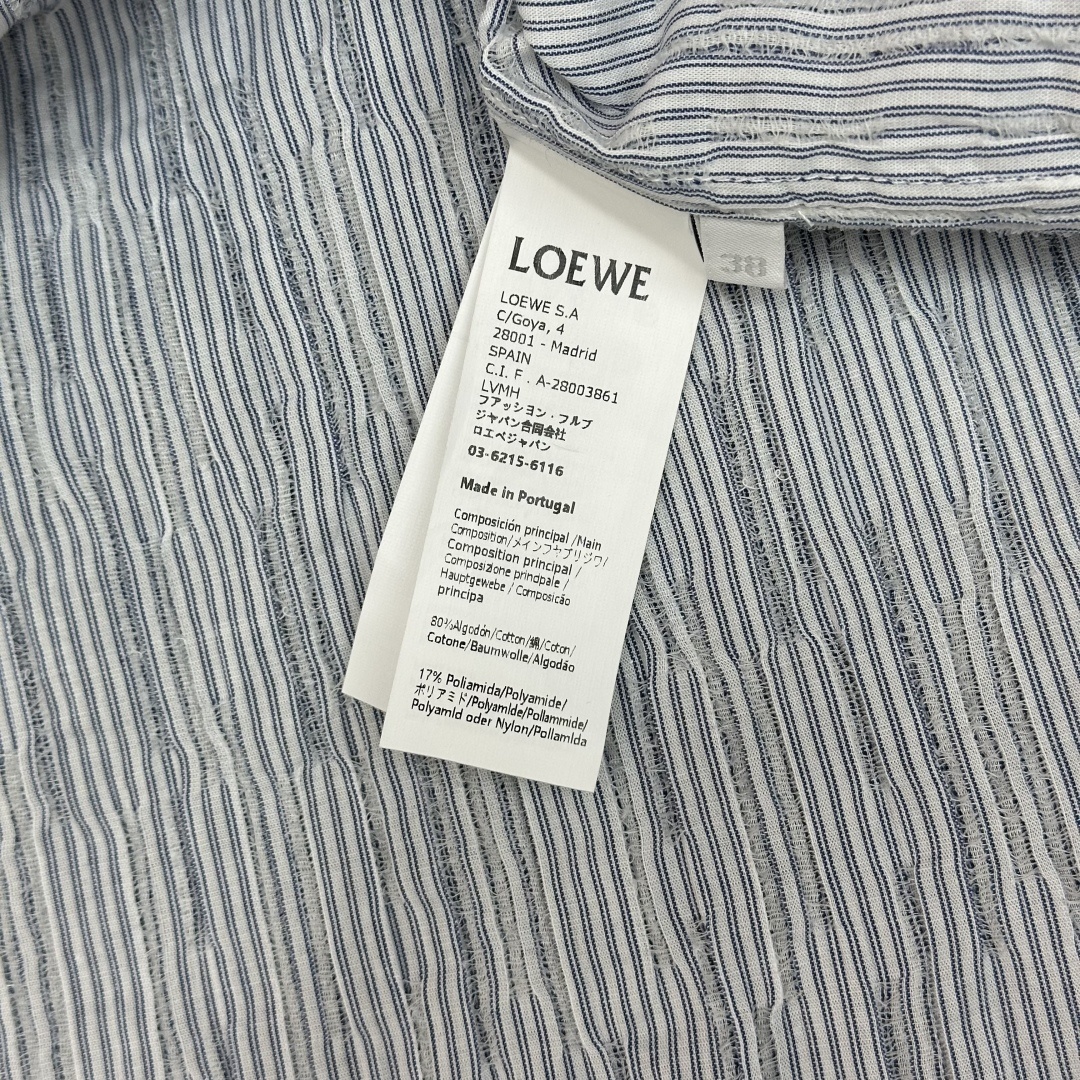 独家原版开发LOEWE海风蓝微褶皱条纹衬衫
工艺说明:采用轻盈的棉质混纺面料打造,兼具舒适透气性与挺括