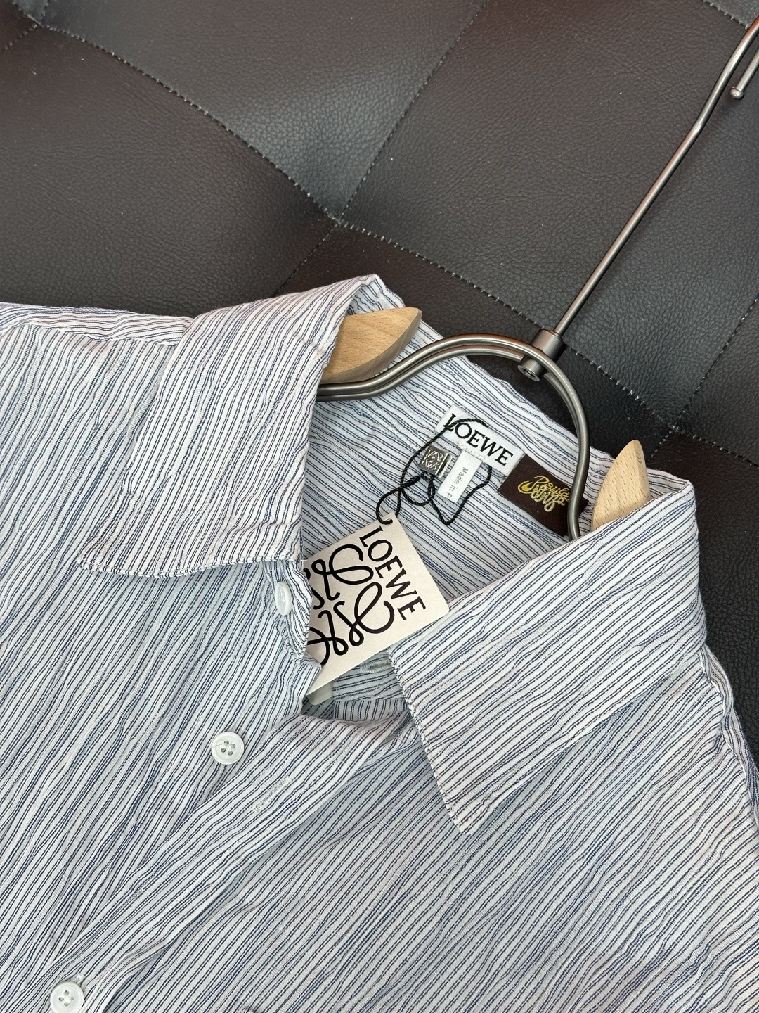 独家原版开发LOEWE海风蓝微褶皱条纹衬衫
工艺说明:采用轻盈的棉质混纺面料打造,兼具舒适透气性与挺括