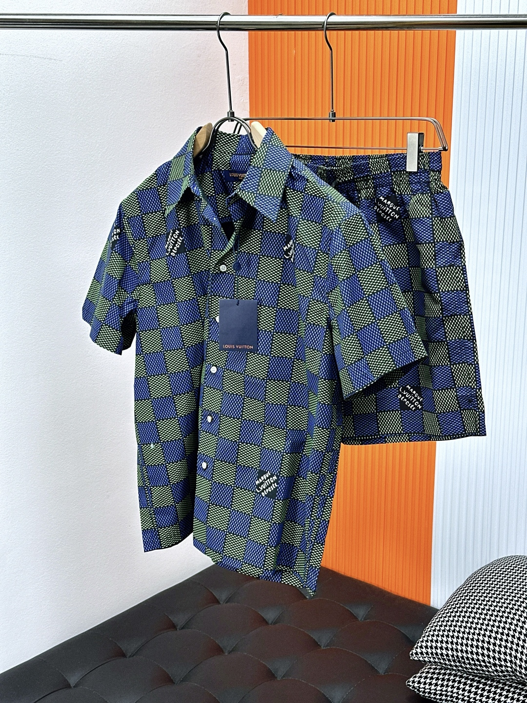 NO:464915,LV [Top Original List] lv 2025ss new spring and summer series der plaid short-sleeved shirt, interpreting classic plaids from a modern perspective, flipped and full-frame monogram pattern, craftsmanship engraved brand elements, light texture for easy storage, casual style, same style for men and women. sizes-xl,,louis vuitton,shirts,T-shirt,alexander wang19860909LV【顶级原单】 lv 2025ss新款春夏系列der 格纹短袖衬衫,以摩登视角诠释经典格纹、翻转即现全幅 monogram 图案、工致镂刻品牌元素、轻盈质地便于收纳、休闲版型、男女同款. sizes-xl,,louis vuitton,shirts,T-shirt,alexander wang,Men's clothing