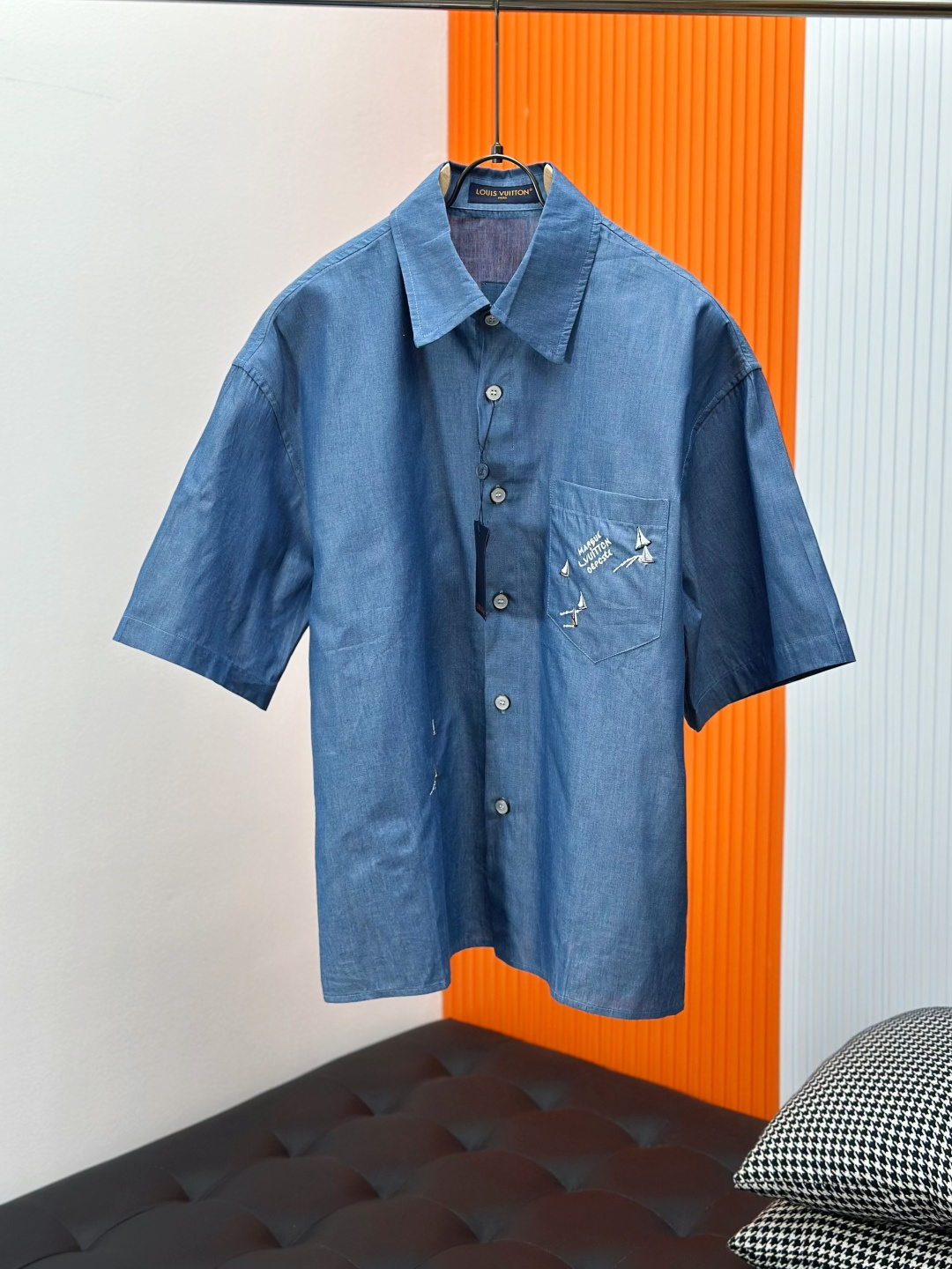 NO:464963,LOUIS VUITTON Sailboat embroidered short-sleeved shirt Craft description of cotton tight youth denim, imported embroidery, laundry washing water, customized 11 chains, customized 11 leather labels, the overall wiring is straight and delicate, the fabric is comfortable and soft, the color is consistent and no color difference, it can be matched with the same style to create a fashionable look, control various occasions, customized auxiliary materials, complete three standards, the same style for men and women!  Color blue SizeS/M/L/XL,,louis vuitton,shirts,T-shirt,alexander wang19860909LOUIS VUITTON 帆船刺绣短袖衬衫 工艺说明全棉紧密青年牛仔布,进口刺绣,成衣洗水,定制11链条,定制11皮标,整体走线平直细腻,面料舒适柔软,颜色一致无色差 能与同款搭配营造时尚造型,驾驭各种场合,定制辅料,三标齐全,男女同款！ 颜色蓝色 SizeS/M/L/XL,,louis vuitton,shirts,T-shirt,alexander wang,Men's clothing