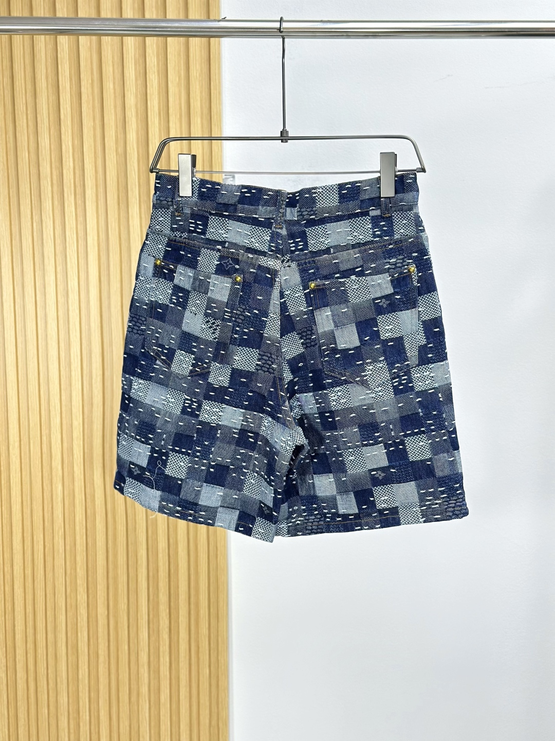 NO:461841,Donkey brand 25ss new skateboard jeans are from the 2025 autumn and winter series jointly presented by Pharrell Williams and Nigo. They incorporate the brand's classic elements into the Damier plaid, and greet the traditional Japanese patchwork craftsmanship with eye-catching patchwork effects. They can create a show style with the same jacket. Size S/29.M/30.L/31.XL/32 Pants length 4747.5 48 48.5 Waist circumference 80848892 Sit circumference 100 104 108 112,,louis vuitton,jeans,jackets & coats,alexander wang19860909驴牌 25ss新款滑板牛仔裤出自 Pharrell Williams 与 Nigo 联袂呈献的 2025 秋冬系列,为 Damier 格纹融入品牌经典元素,以瞩目拼缝效果致意日本传统拼布工艺,可与同款夹克共筑秀场造型. 码数S/29.M/30.L/31.XL/32 裤长4747.5 48 48.5 腰围80848892 坐围100 104 108 112,,louis vuitton,jeans,jackets & coats,alexander wang,Men's clothing