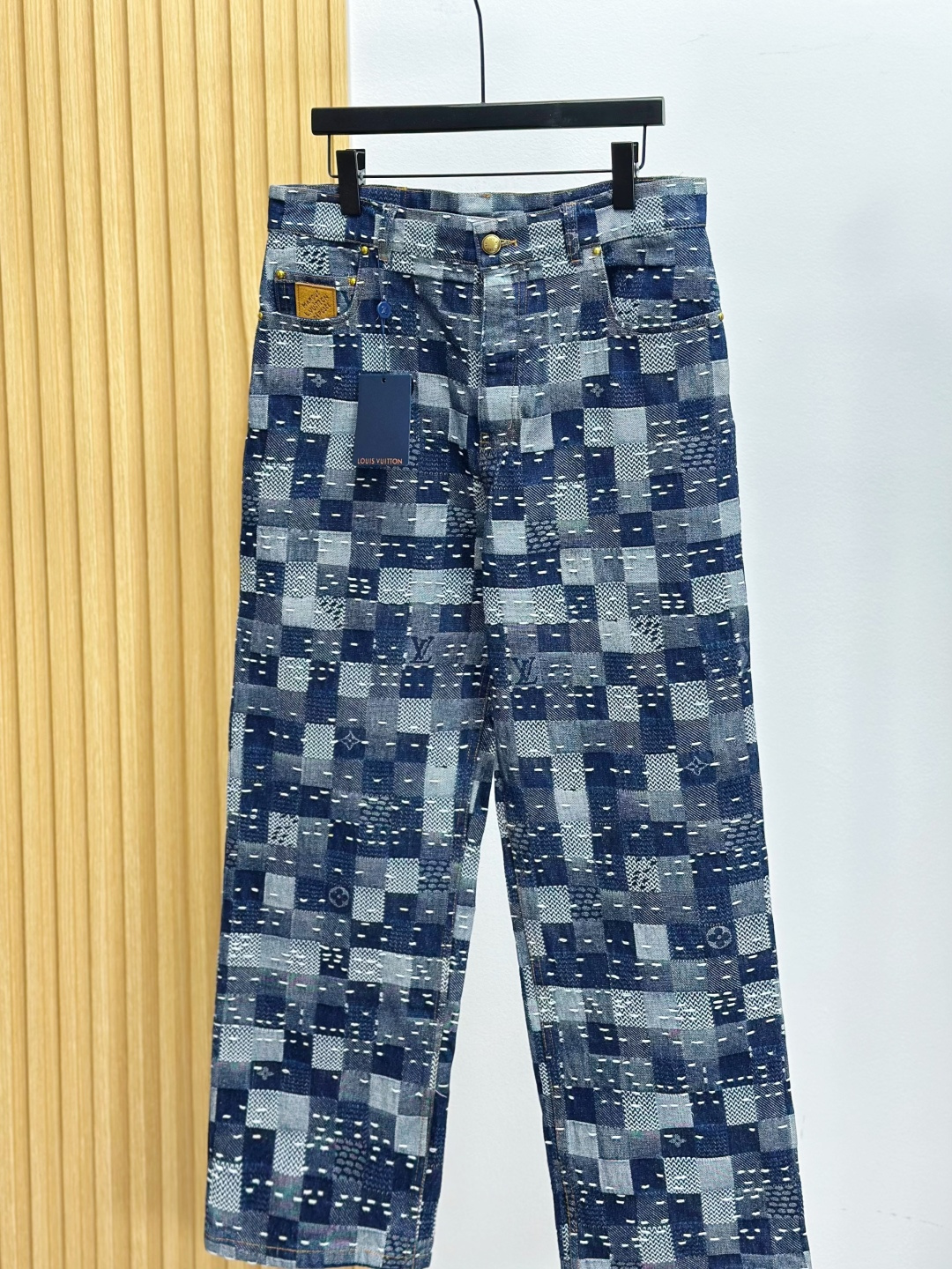 NO:461848,Donkey brand 1V/Louis Nigo co-branded plaid embroidered thread denim trousers This skateboard is from the 2025 autumn and winter series jointly presented by Pharrell Wiliams and Nigo. It incorporates the brand's classic elements into the Damier plaid, and pays attention to the traditional Japanese patchwork craftsmanship with the attention-grabbing effect. It can create a show style with the same style. SizeS-29/M-30/L-31/XL-32,,louis vuitton,louis vuitton,alexander wang19860909驴牌1V/路易 Nigo联名格纹绣线牛仔长裤 本款滑板出自 Pharrell Wiliams 与 Nigo 联袂呈献的 2025秋冬系列,为 Damier格纹融入品牌经典元素,以瞩目拼缝效果致意日本传统拼布工艺,可与同款共筑秀场造型. SizeS-29/M-30/L-31/XL-32,,louis vuitton,louis vuitton,alexander wang,Men's clothing