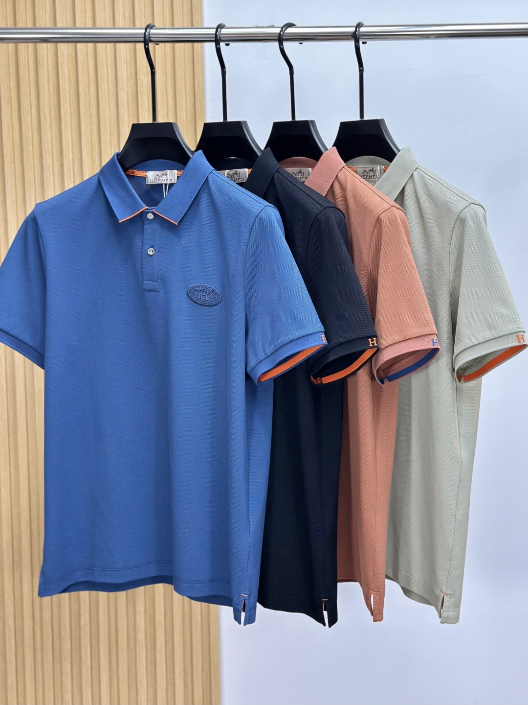 NO:691779,HERMES 2025SS spring and summer new mesh pique polo shirt, men's lapel business casual short-sleeved Polo shirt!  Versatile style suitable for both business and leisure!  This Polo shirt is made of imported custom-woven and dyed mercerized mesh pique cotton fabric. It is made of 62 cotton + 38 polyester fiber components. The fabric has pure color and a silky, soft and delicate feel. It is by no means comparable to the high-end ones on the market. It is very close to the skin and feels comfortable. The extremely breathable and comfortable touch will make you not want to take it off!  Fashionable contrasting stripes and contrasting lapels are the main and most popular element series in recent years, and they are synonymous with signature!  The placket features custom-made hardware buttons, giving the details a sense of luxury and sophistication!  Basic and regular cut, as well as a variety of color combinations, you can wear it fashionably to reduce your age without losing your workplace temperament. Such a rare high-end Polo shirt!  Size M-4XL,,hermes,hermes,T-shirt,19860909HERMES爱马仕 2025SS春夏新款网眼珠地polo衫,男士翻领商务休闲短袖Polo衫！商务休闲皆宜的百搭款式！此款Polo衫采用进口定织定染丝光网眼珠地棉布制成,采用62棉+38聚酯纤维成分打造,面料色泽纯正,手感丝滑柔软细腻,绝非市面可以媲美的高级,贴身无比亲肤舒爽,极致透气舒适的触感令你上身都不想脱下来！时尚撞色条纹饰边撞色翻领是近几年来主打也是最受欢迎的元素系列,属于招牌性的代名词！门襟精选客供定制五金纽扣,细节处尽显奢华精致感！基础常规的版型剪裁,以及多种配色加持,着身时髦减龄又不失职场气质,如此难得的臻品Polo衫！ 尺码M-4XL,,hermes,hermes,T-shirt,,Men's clothing