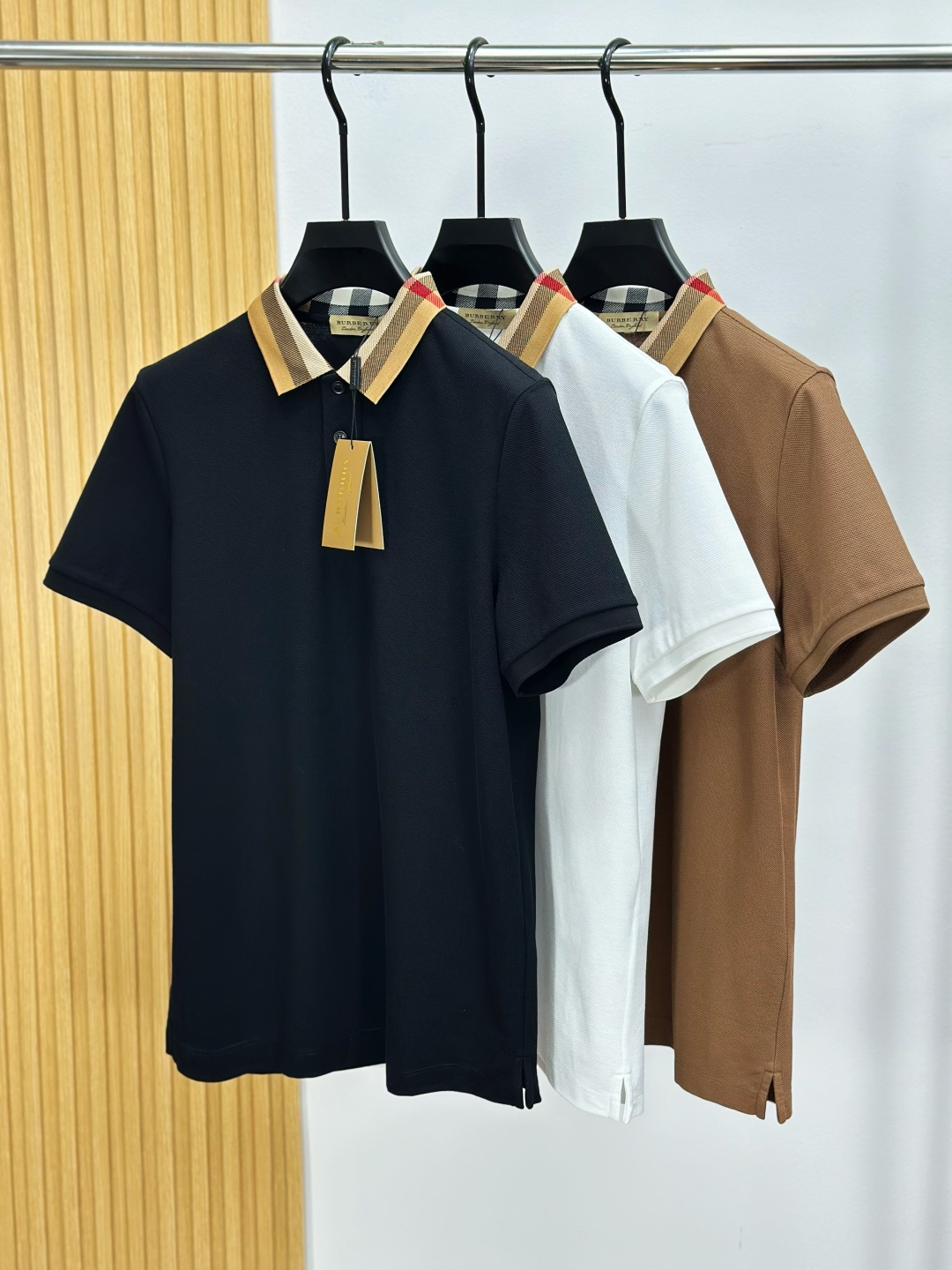 NO:691781,[New product] Burberry men's business casual pique cotton short-sleeved POLO shirt, top foreign brand channel product, pure blood quality, original factory OEM product, 25 spring and summer new style, high-end first-line ace series, perfect word-of-mouth product!  !  This POLO shirt is extremely top-notch in terms of appearance and fabric craftsmanship. It is rare in the market and is rare to find and cherish. The style still continues the minimalist and normalized design of the EZ family, taking the light, elegant and capable route to the extreme. It is both solemn and harmonious, restrained, subtle and steady, full of unique charm and style, integrating fashion and temperament!  The customer supplies high-grade 100% Pima cotton material imported from Peru, and selects the best long-staple cotton raw materials with excellent light. It is a soft gold in cotton. The output is very rare. It has been custom-woven and dyed in a century-old Italian workshop to create an excellent texture. The fabric attributes are all superior, the texture is fine, natural and soft, with perfect combination of comfort and breathability. The tactile experience is self-evident, and the gloss is excellent!  The details are perfect, with a fashionable three-button placket and a contrasting lapel design, which is quite elegant and high-end. The brand badge logo is decorated on the chest, which is a perfect soul-like embellishment. The iconic coffee-colored webbing element is retained at the hem opening and closing!  The color matching is versatile, and each color can interpret a unique styling effect. It is a polo POLO shirt that highlights your temperament and taste. It is a perfect combination of business and leisure for urban high-end elites and petty bourgeoisie!  Size M-4XL L size shoulder width 45 bust 102 length 68,,burberry,burberry,T-shirt,gold,19860909【新品】Bur巴宝莉男士商务休闲珠地棉短袖POLO衫,顶级洋行渠道货,纯正血统品质,原厂代工出品,25年春夏新款,高端一线王牌系列,完美口碑化产物！！ 品相与面料工艺都极为拔尖的一款POLO衫,市面稀罕少见,且遇且珍惜,风格仍延续EZ家极简常态化的设计,将轻熟优雅干练的路线发挥到极致,亦庄亦谐,内敛含蓄稳重,充满独特魅力格调,集时髦与气质于一身！ 客供秘鲁进口高级百分百匹马棉物料,甄选光照极好的上等长绒棉花原料,属于棉花中的软黄金,产量非常稀有,经过意大利百年工坊定织定染,缔造出极为出色的质感,面料属性皆为上乘,肌理细腻自然柔软,舒适性与透气性完美兼备,触感体验不言而喻,光泽感极好！ 细节完美如斯,时髦三扣开合门襟,搭载撞色的翻领设计,颇为优雅高级,胸前饰有品牌徽章标识体,属于灵魂式的完美点缀,下摆开合处保留了标志性咖色织带元素！ 配色万能百搭,每色都可诠释出别具一格的造型效果,非常凸显气质和品位的一款马球POLO衫,都市高端精英小资商务与休闲完美兼备！ 尺码M-4XL L码 肩宽45 胸围102 衣长68,,burberry,burberry,T-shirt,gold,,Men's clothing