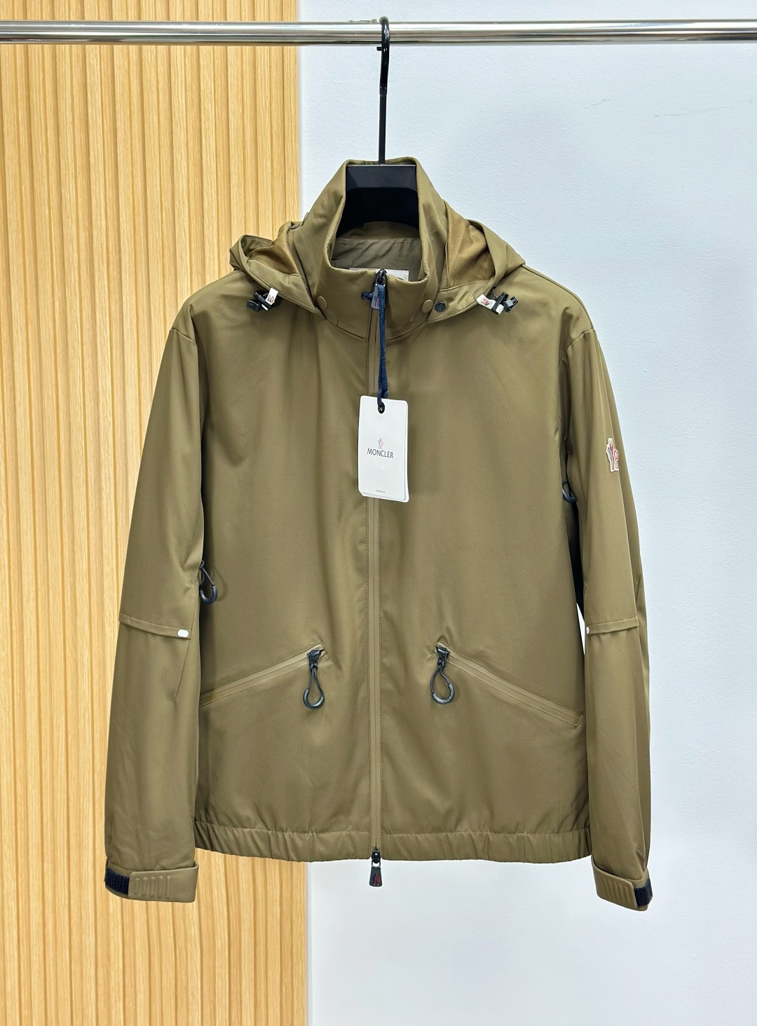 Mon·蒙口连帽风衣外套夹克、代工厂出品。早秋系列。客供面料、具有出色功能性的紧致尼龙面料制成，夹克款型