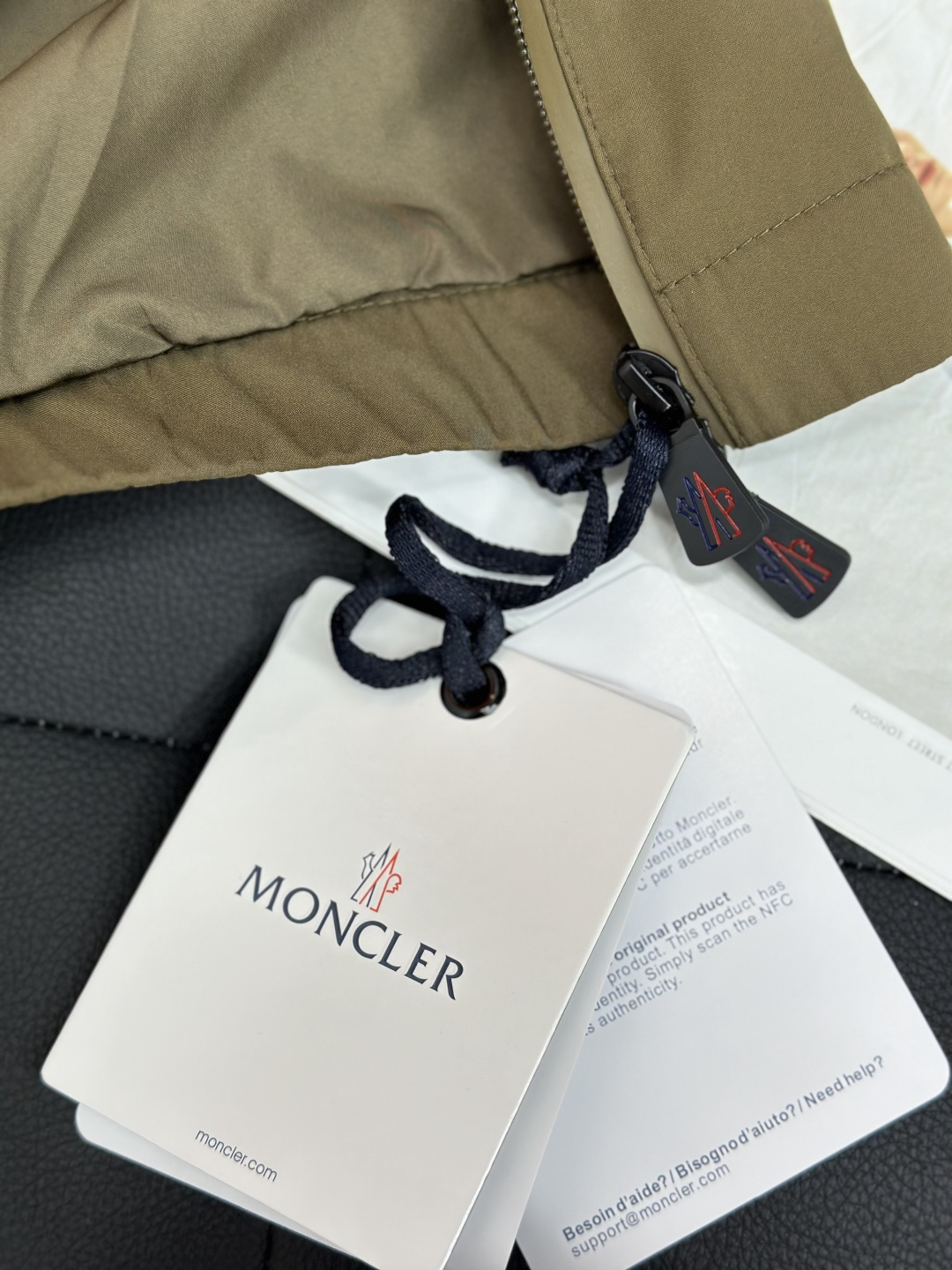 Mon·蒙口连帽风衣外套夹克、代工厂出品。早秋系列。客供面料、具有出色功能性的紧致尼龙面料制成，夹克款型