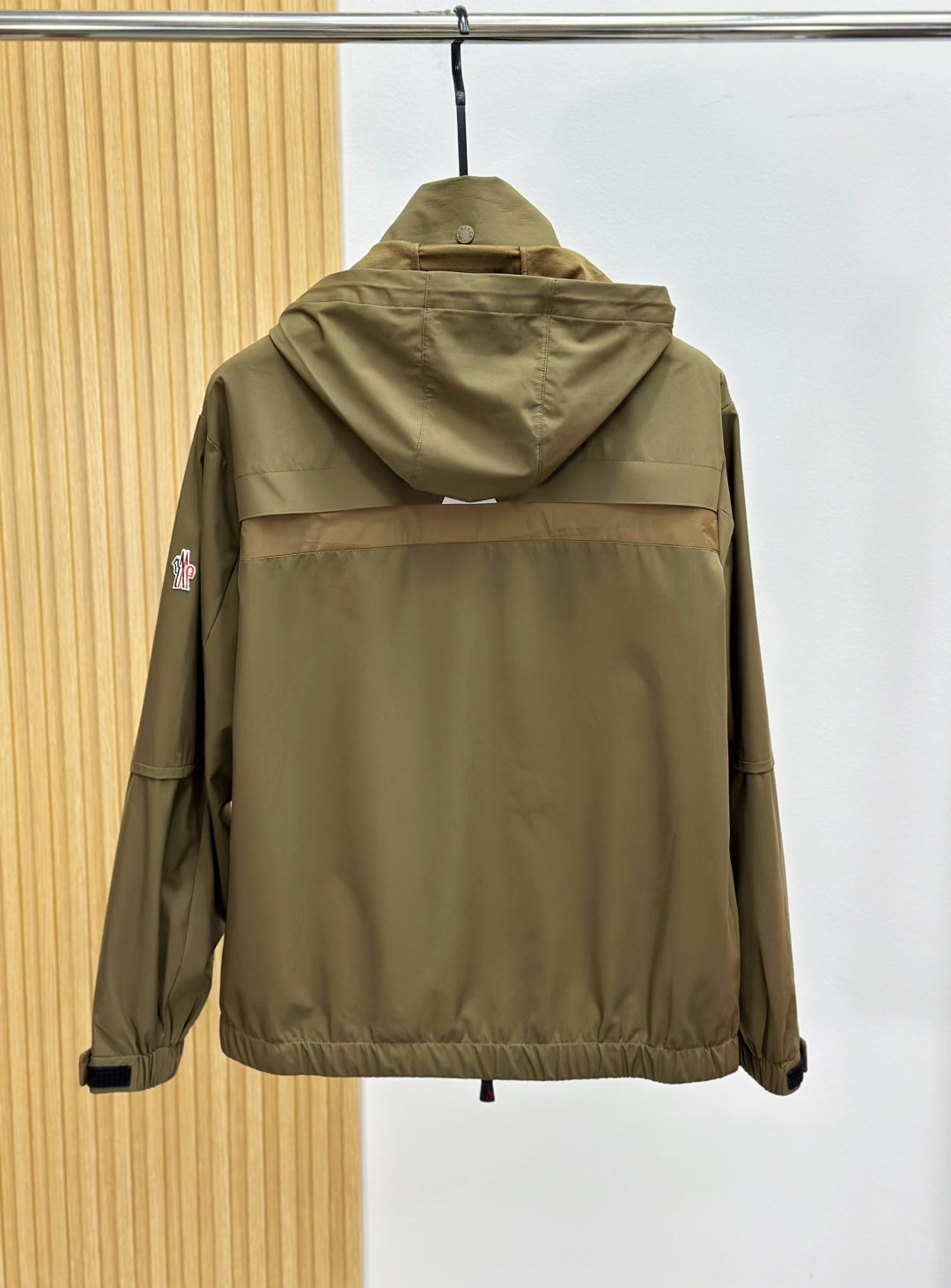 Mon·蒙口连帽风衣外套夹克、代工厂出品。早秋系列。客供面料、具有出色功能性的紧致尼龙面料制成，夹克款型