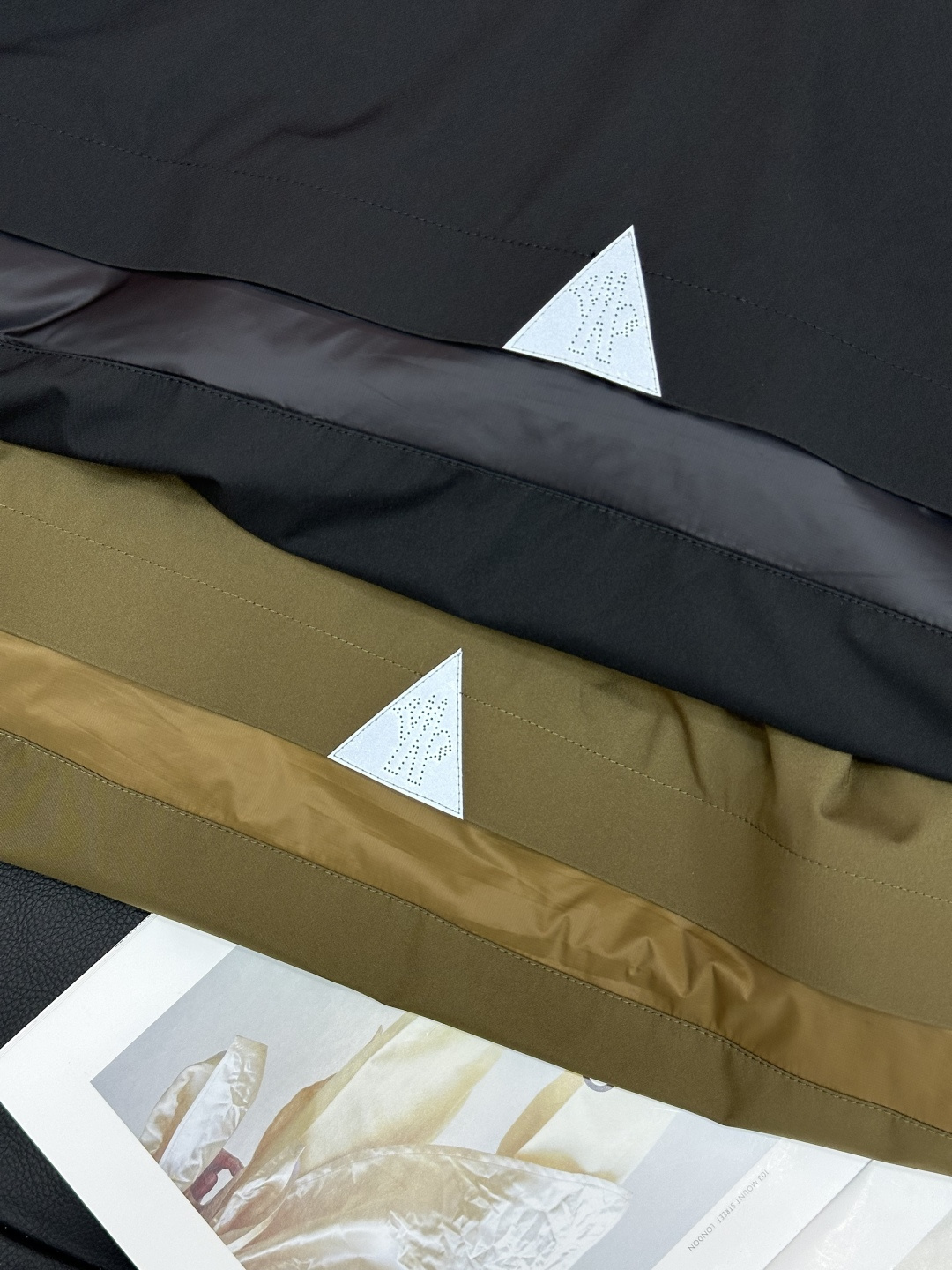 Mon·蒙口连帽风衣外套夹克、代工厂出品。早秋系列。客供面料、具有出色功能性的紧致尼龙面料制成，夹克款型